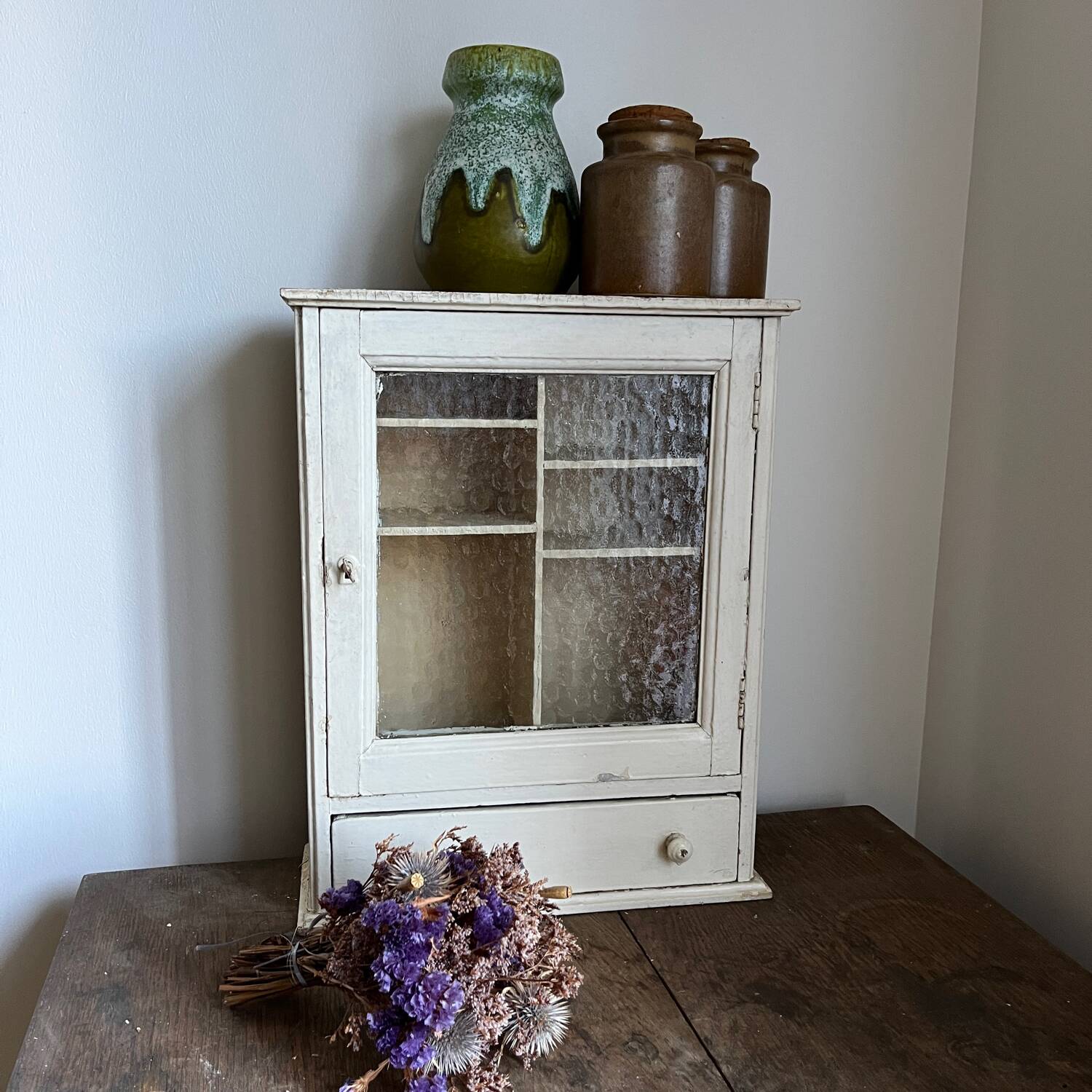 Armoire à pharmacie dans sa patine