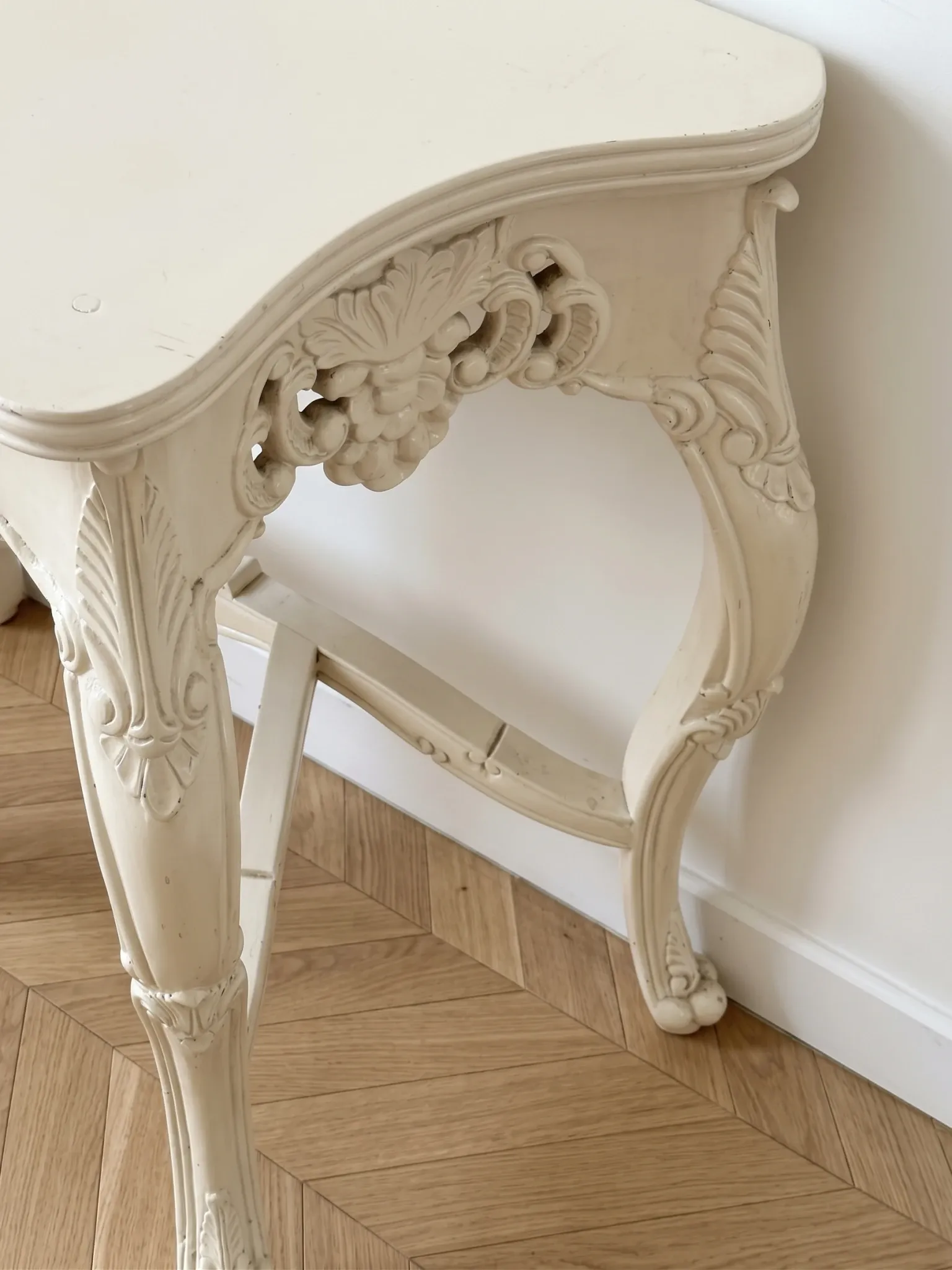 Louis XV console in carved cream white wood.