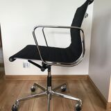 Fauteuil modèle EA117 de Charles et Ray Eames édition Vitra