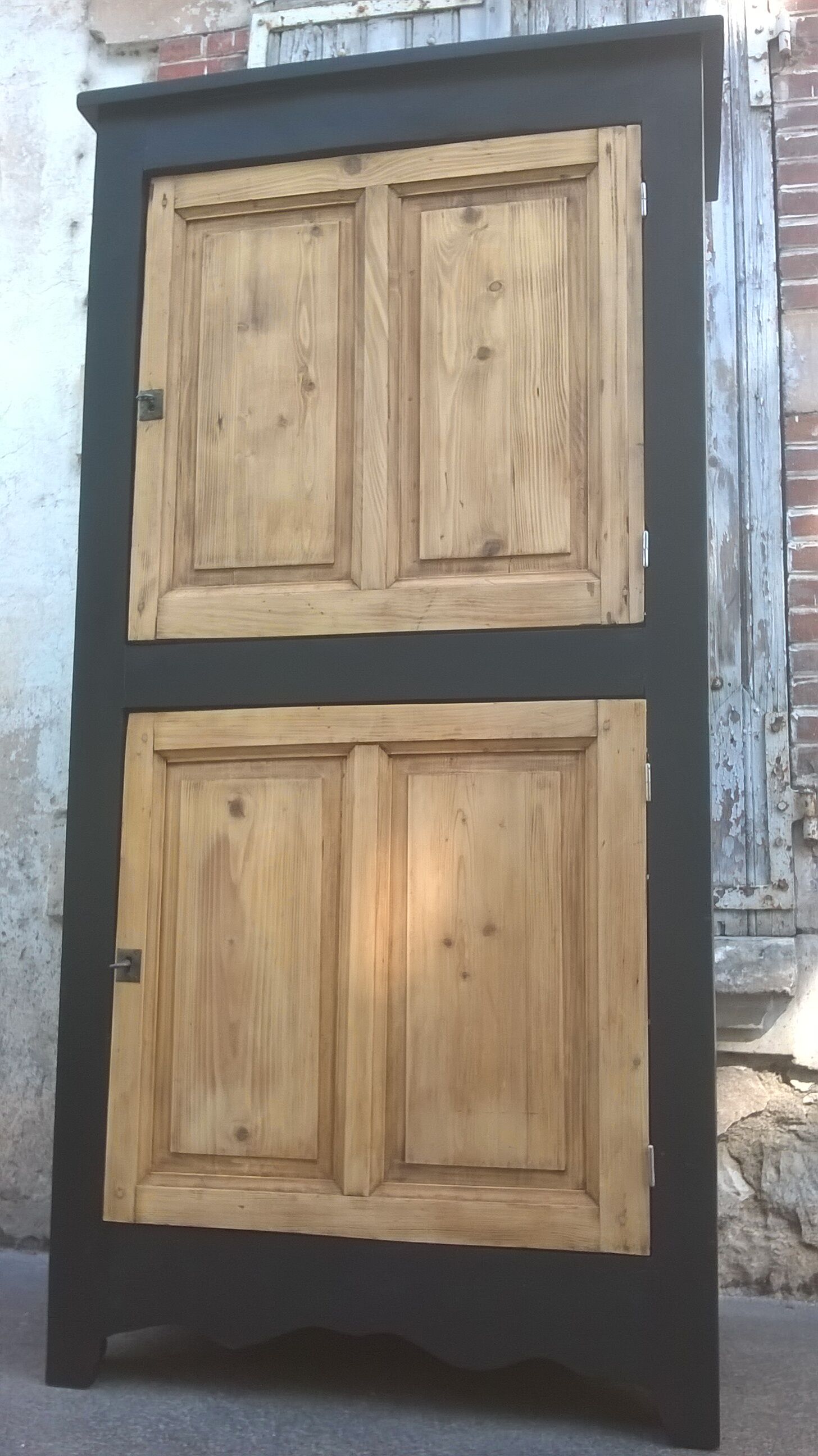 Cabinet patina black and green