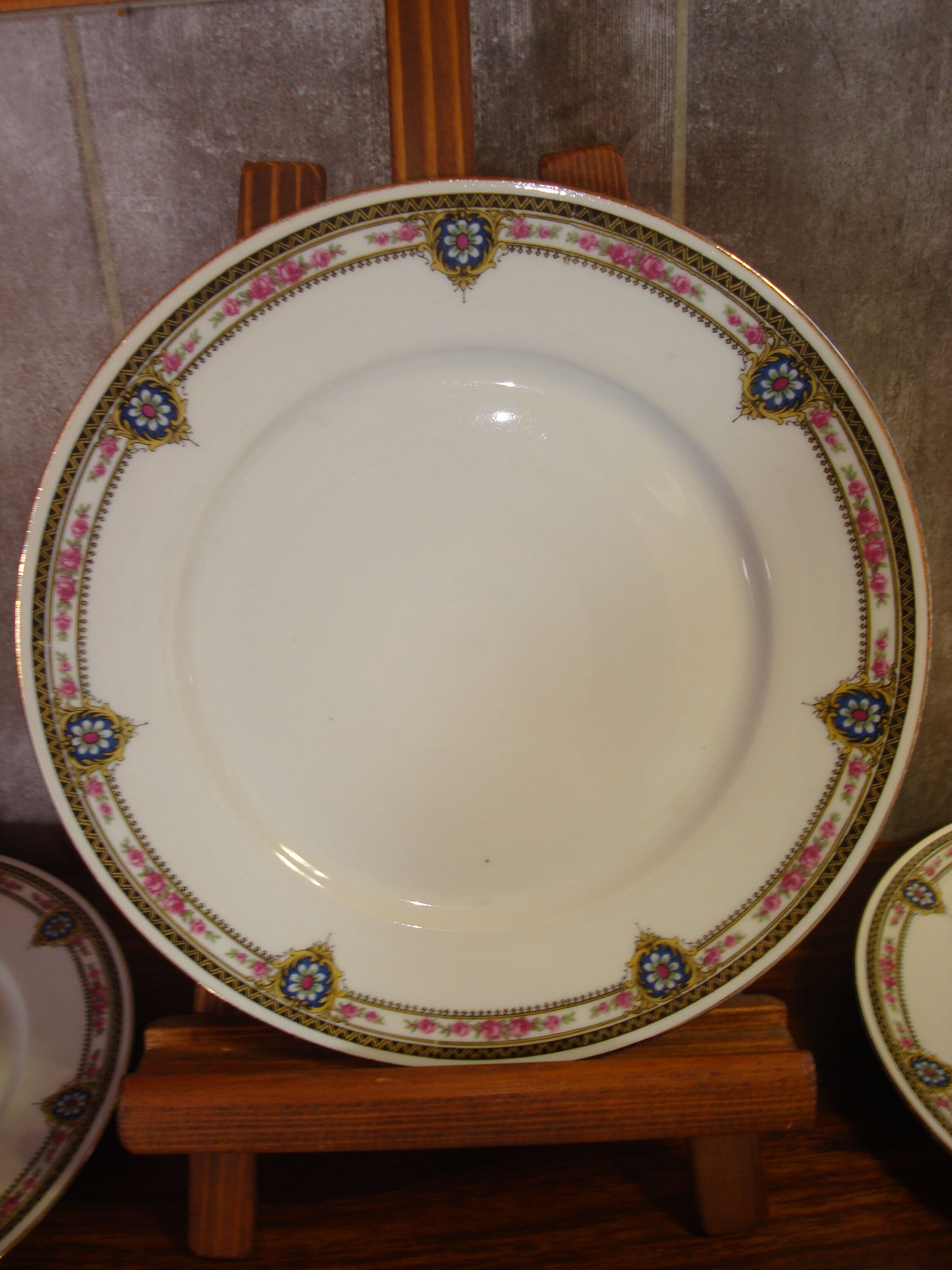 6 flat porcelain plates, "B.F Limoges" garlands of roses and geometric frieze, lot 1.