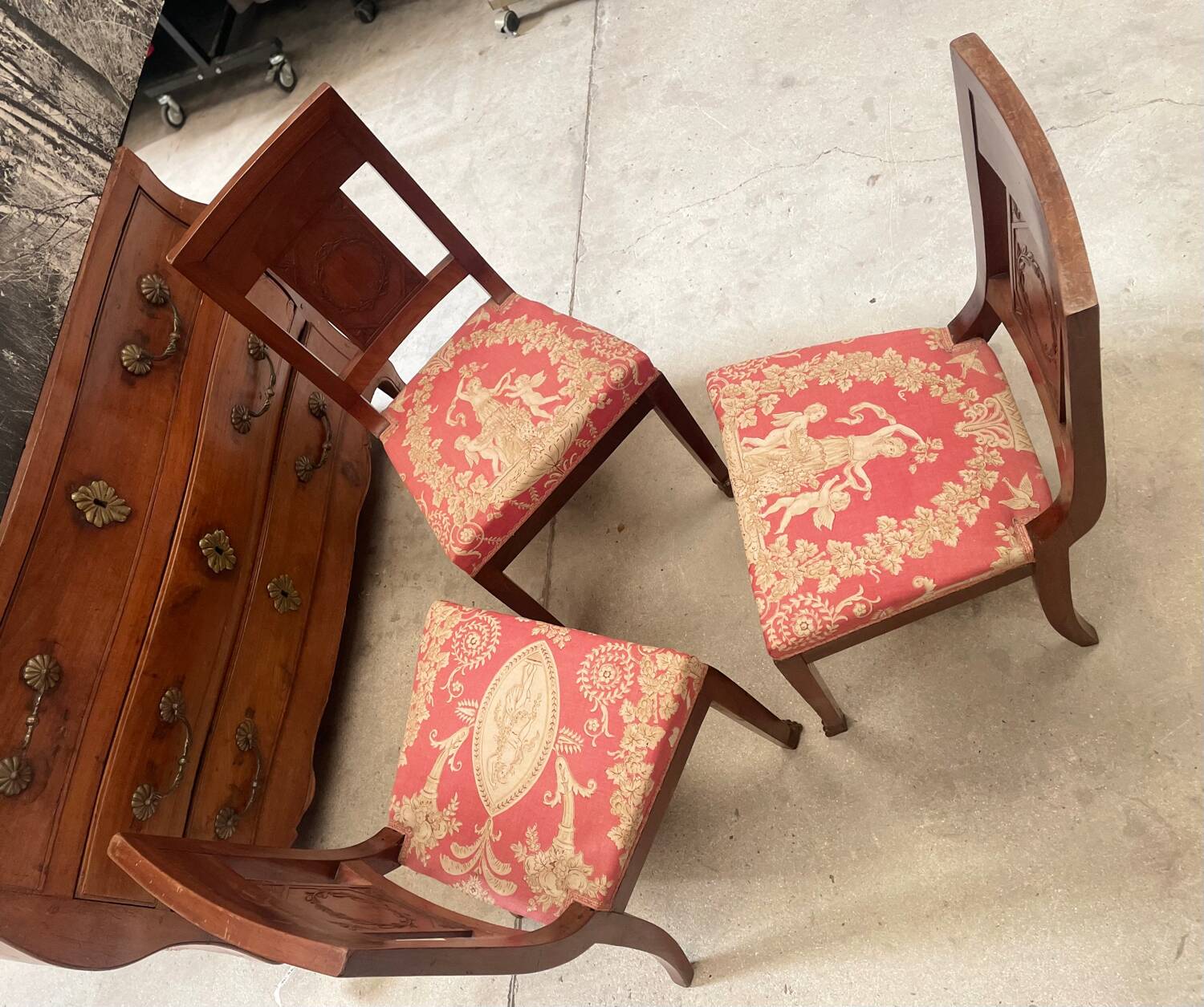 Lot de trois chaises anciennes en parfait état