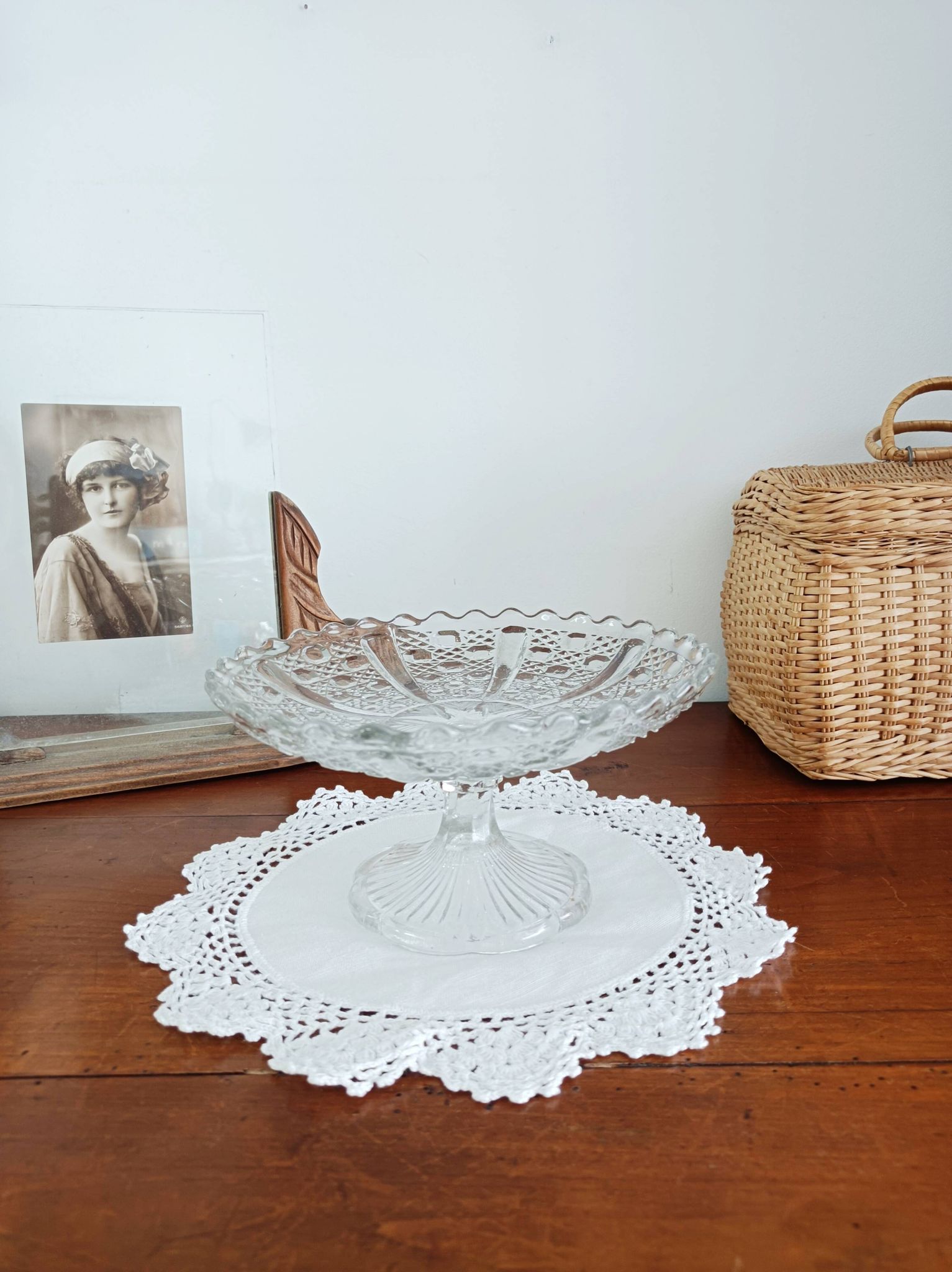 Glass fruit bowl on foot