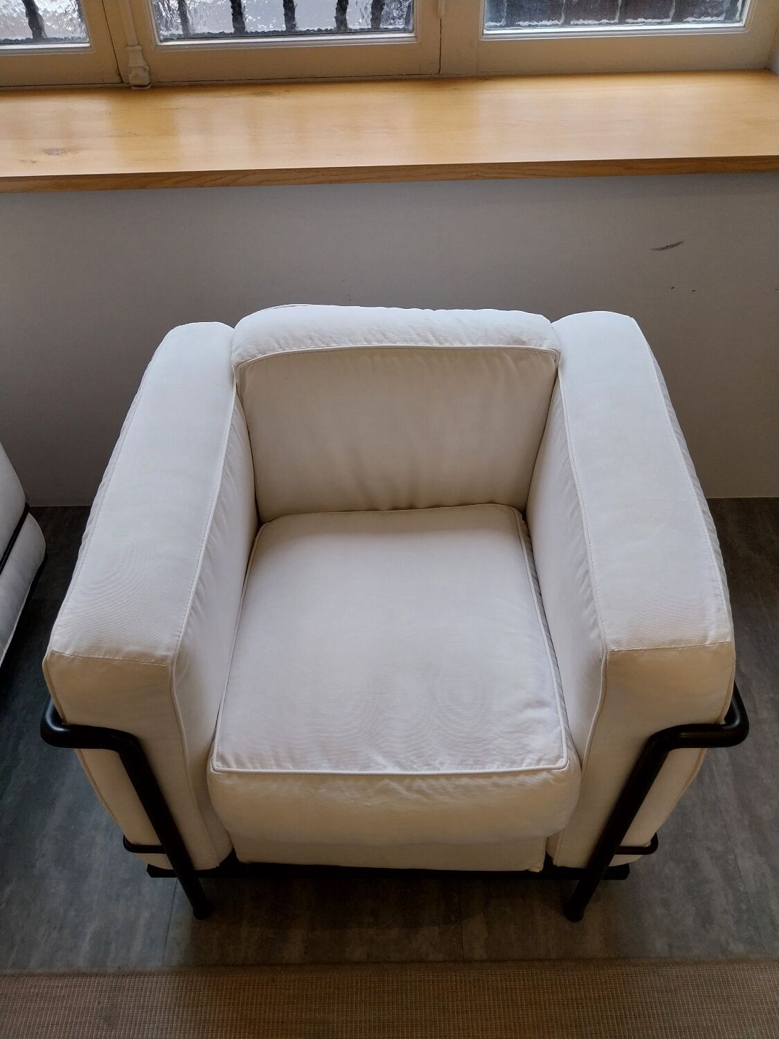 A sofa and two LC2 Cassina armchairs