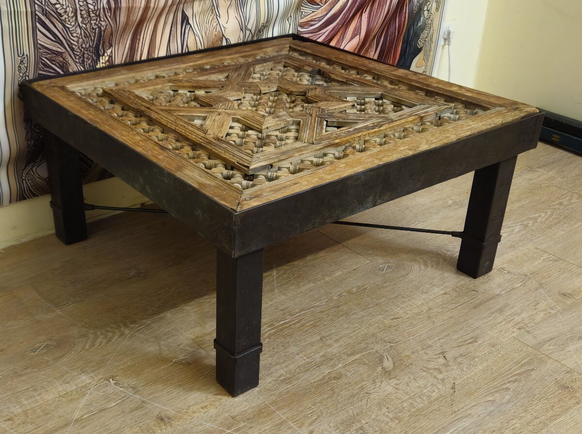 Coffee table / living room table with a sculpted top – Handcrafted – 20th century