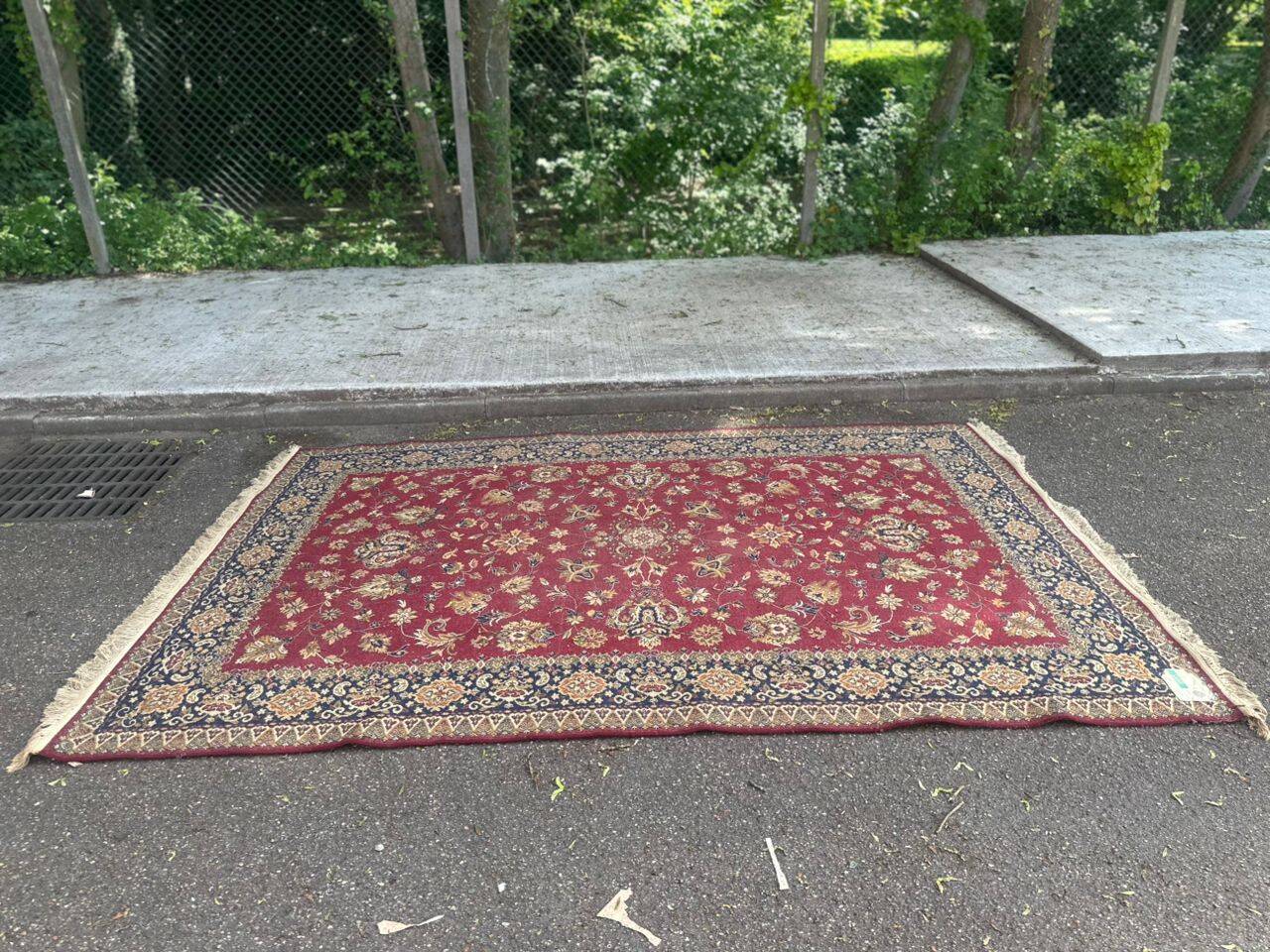 Burgundy genuine wool Persian-style rug from Belgium 200x300cm