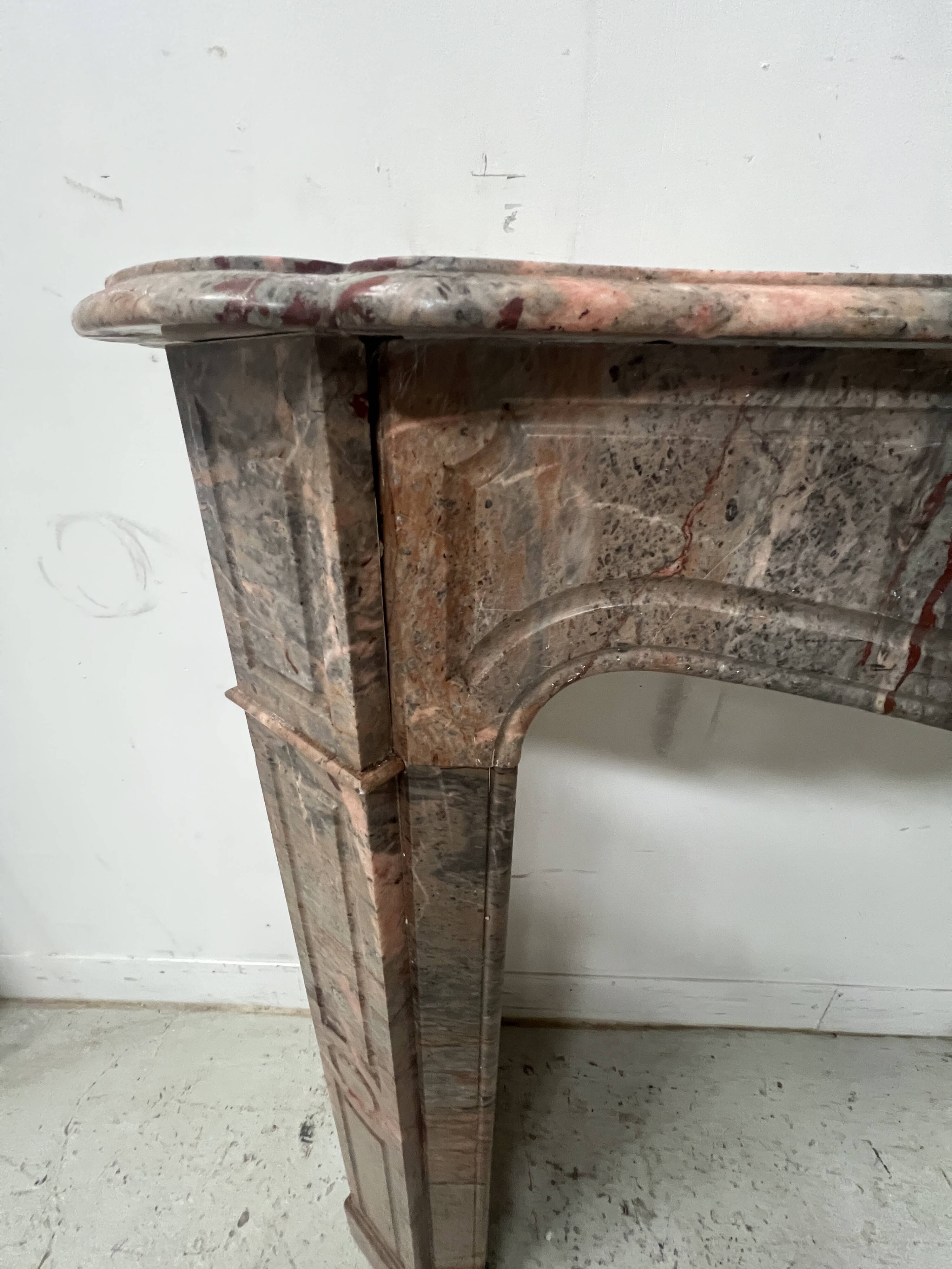 Louis XV style fireplace, "Pompadour" model, grey-pink marble, 20th century