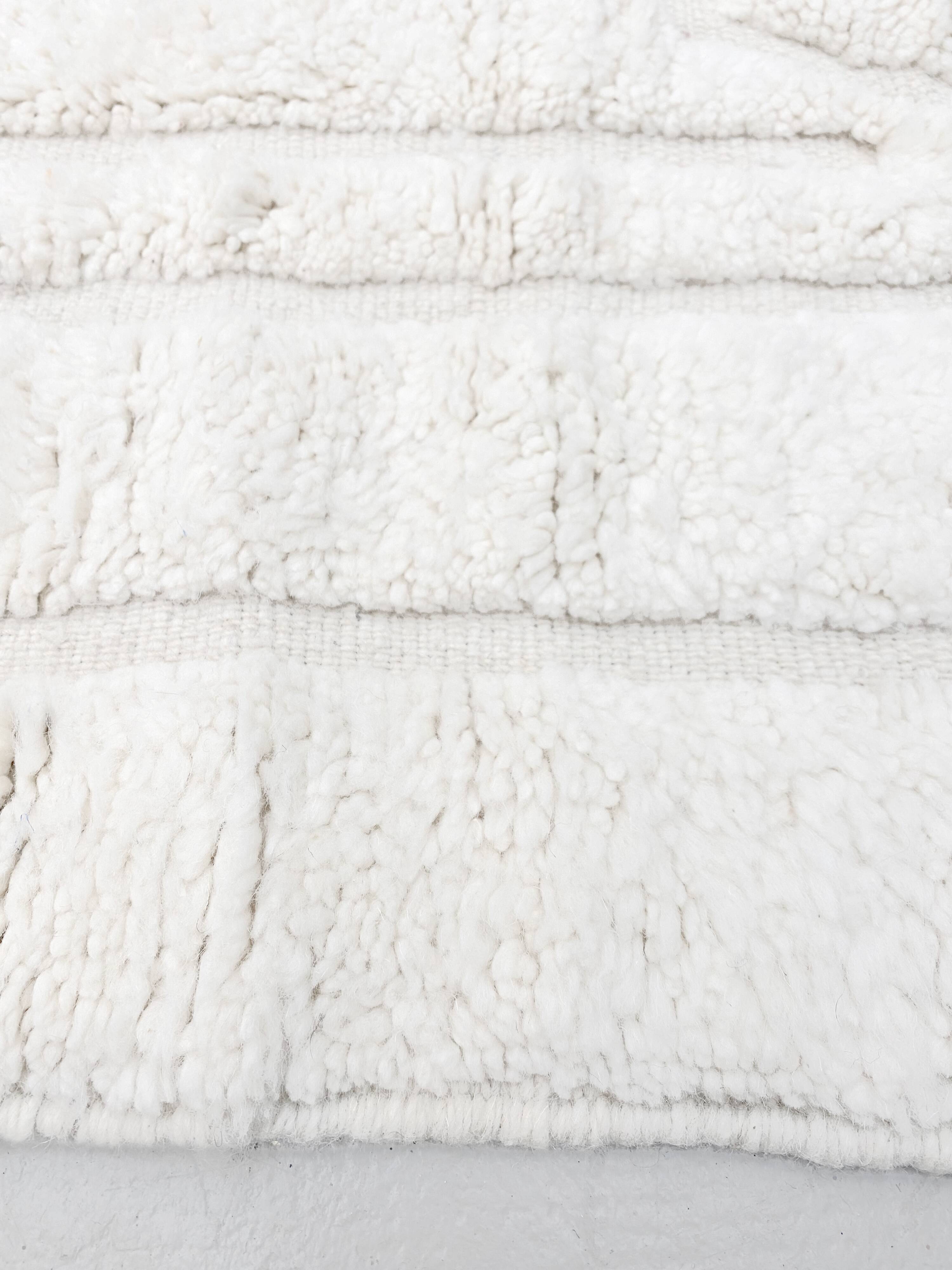 Ecru Beni Ouarain Berber rug with motifs engraved in the weft, 1.53 x 1.07 m