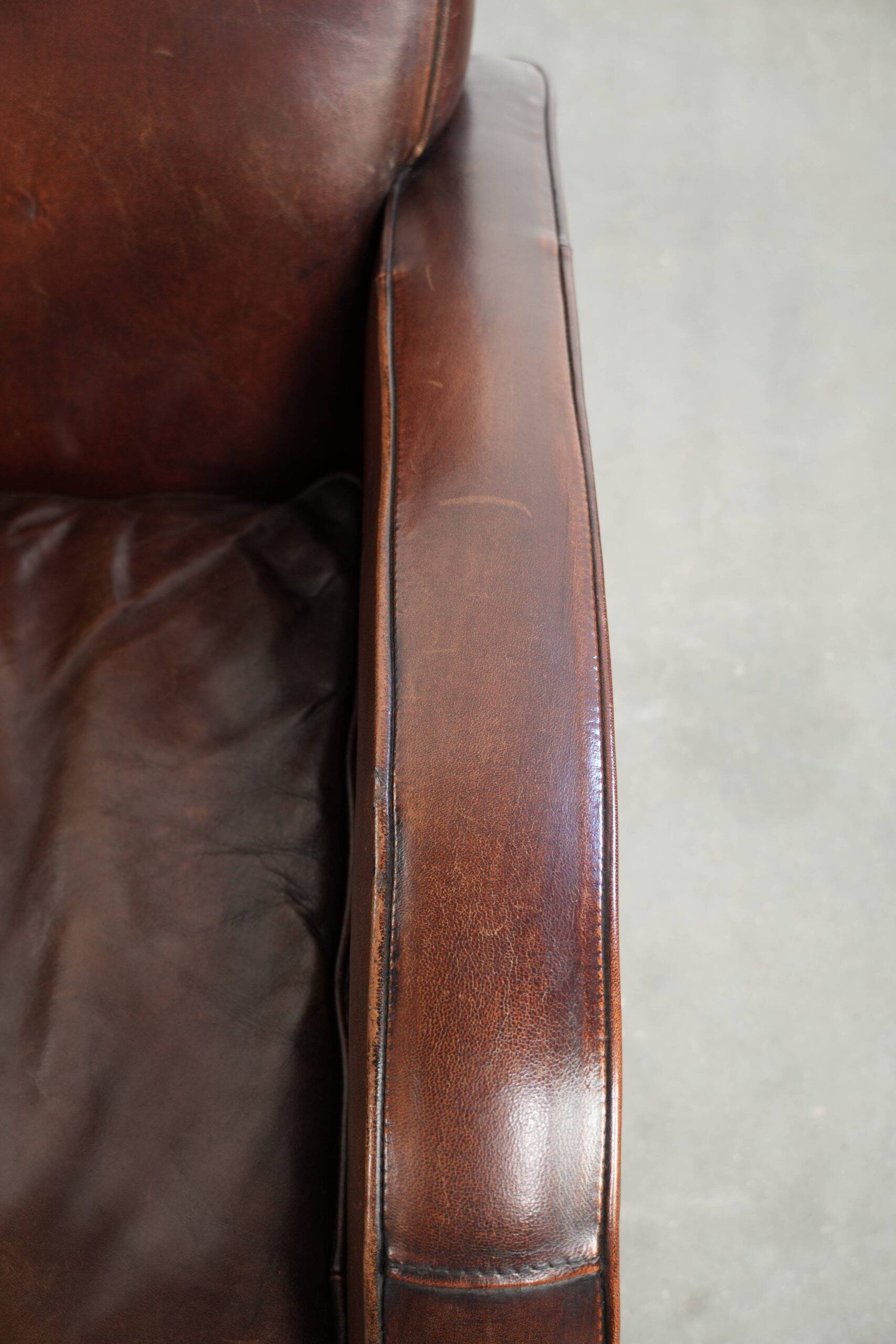 Dark cognac-coloured set of 2 sheepskin armchairs with a sleek design