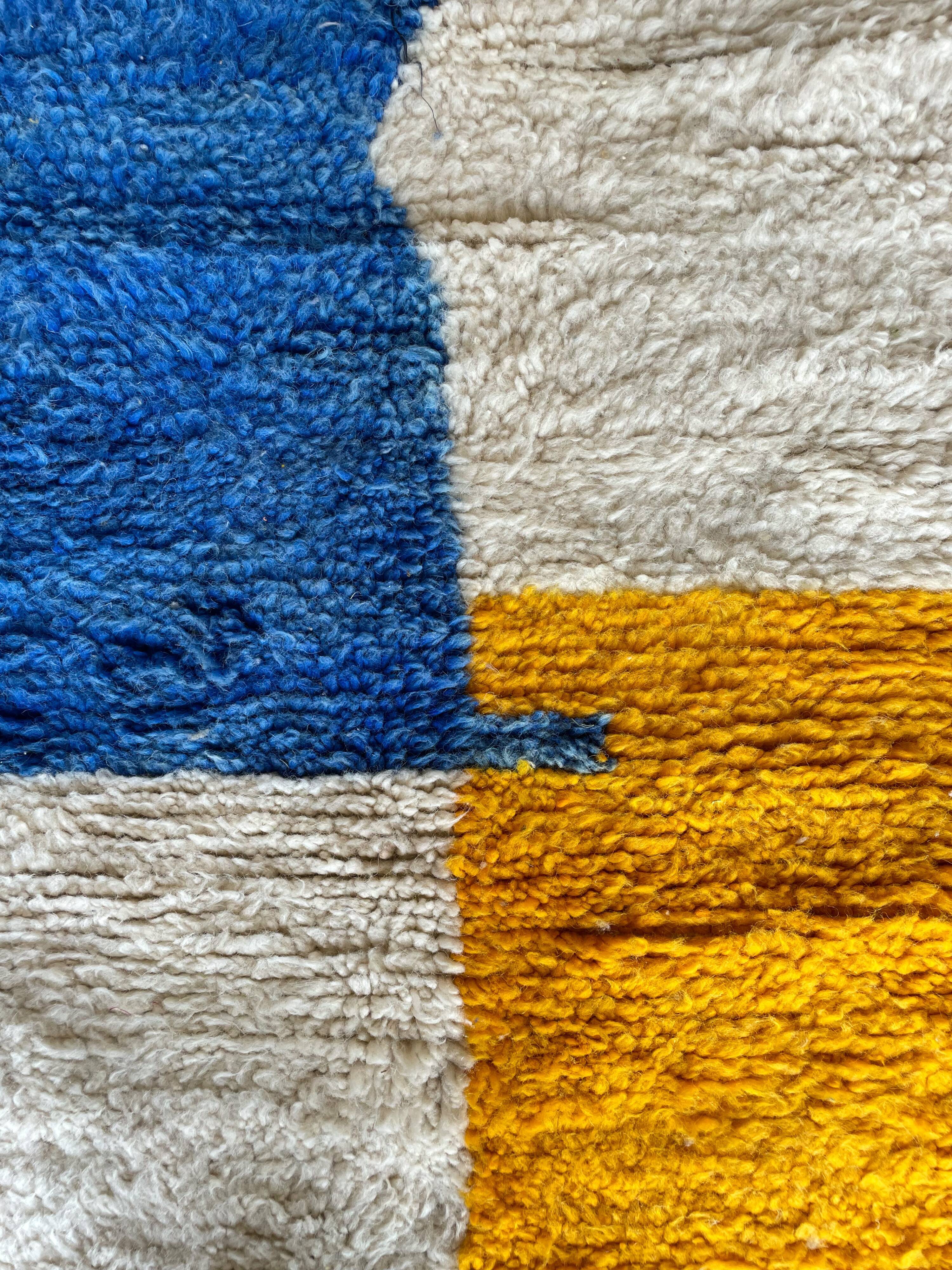 Tapis berbère Béni ouarain blanc à motifs abstraits jaune moutarde et bleu