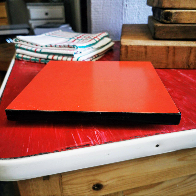 Under the plate in formica