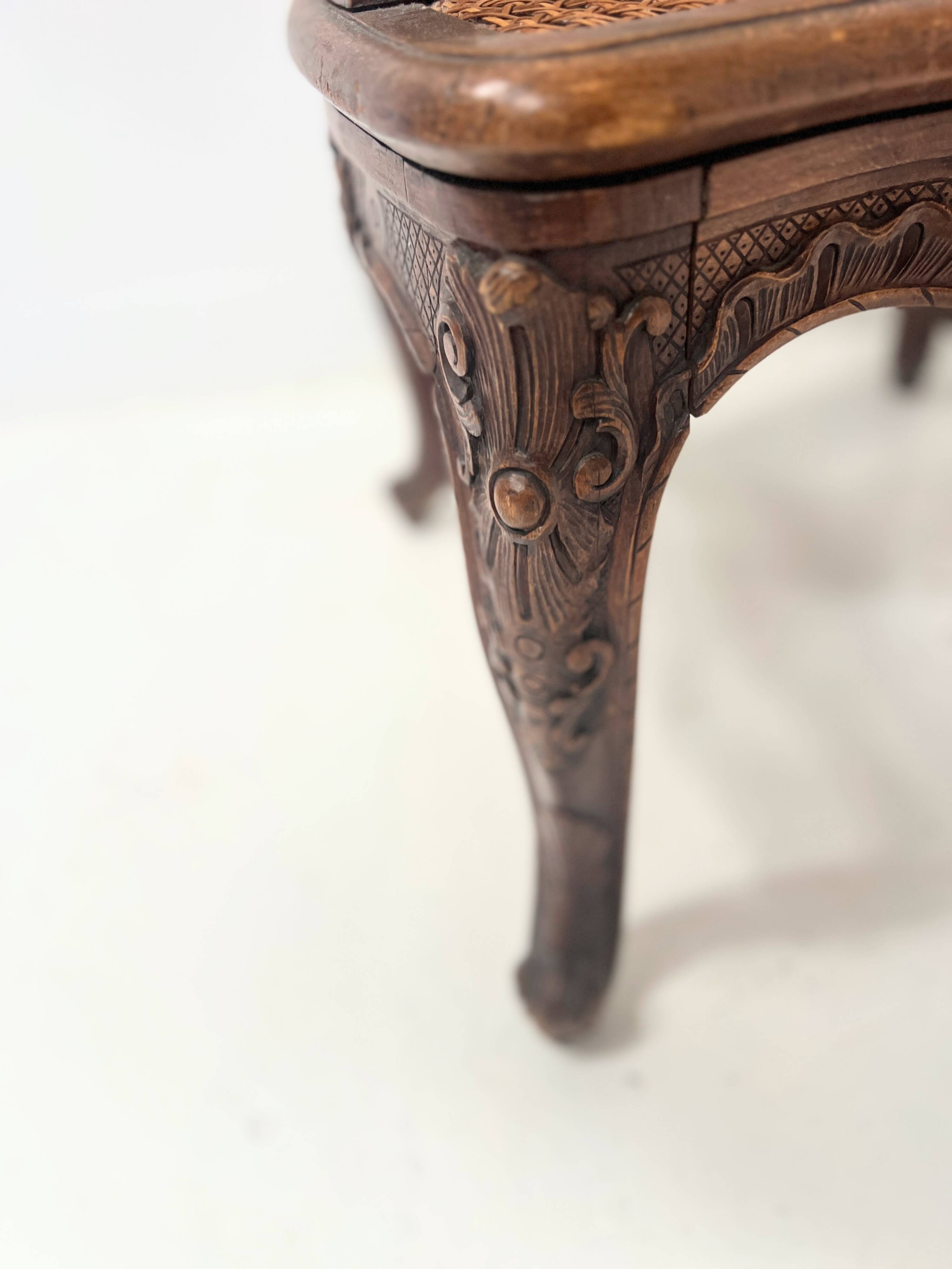 Paire de fauteuils de style Régence en bois naturel XIX siècle