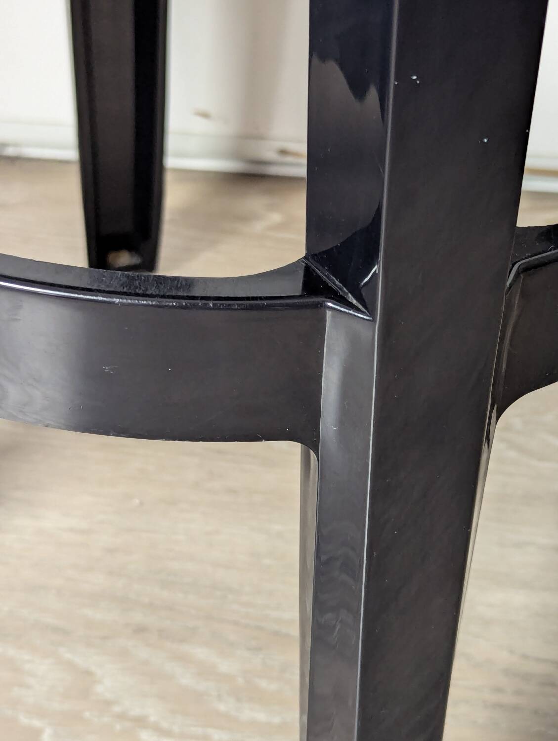 Trois Tabourets hauts, Charles Ghost par Kartell et Starck