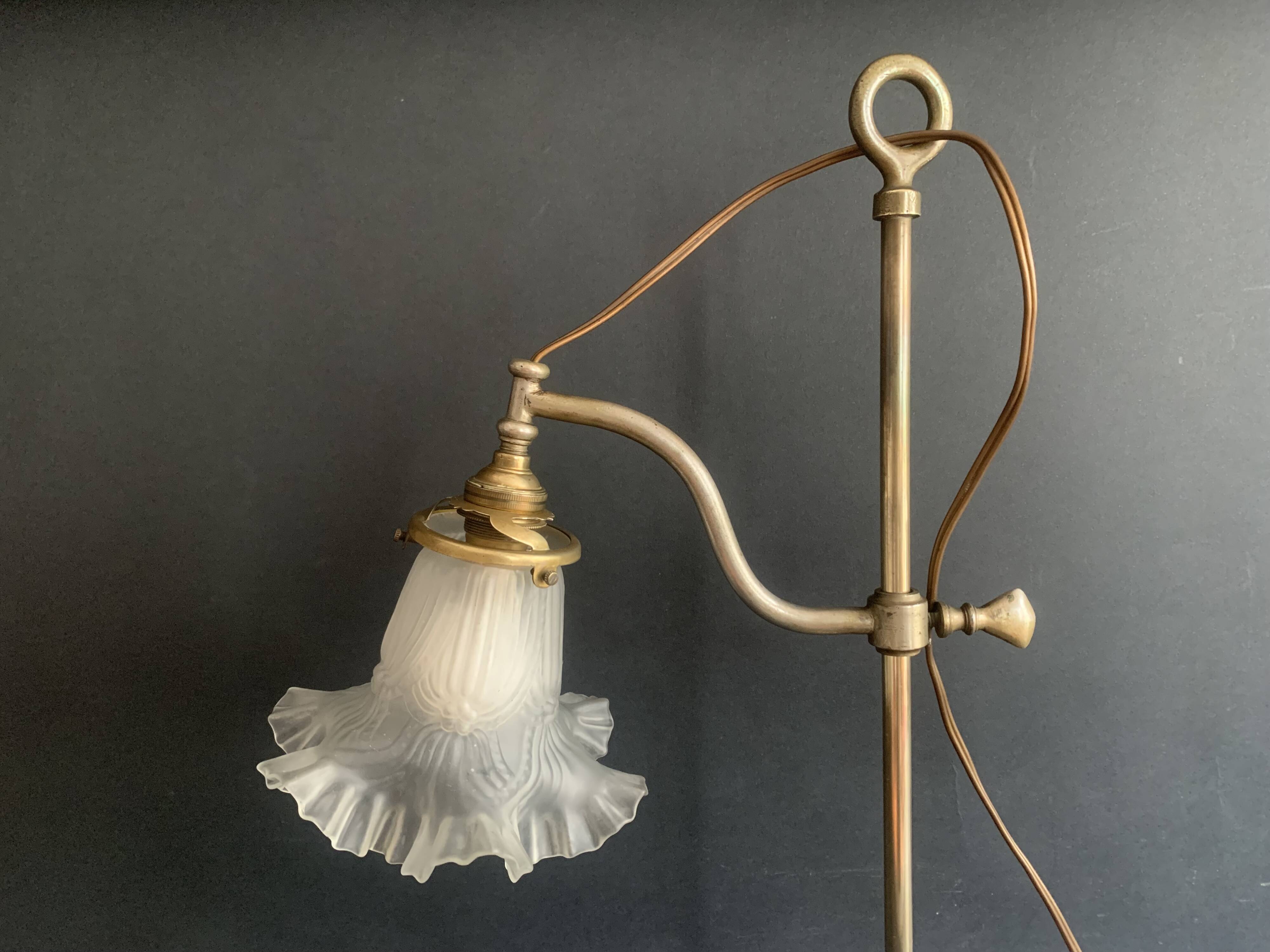 Gooseneck lamp "rise and fall" in brass and glass tulip, 1900