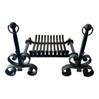 Chenet et porte bûche pour cheminée en fer forgé