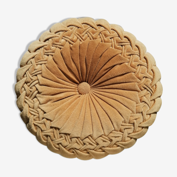 Folded round cushion