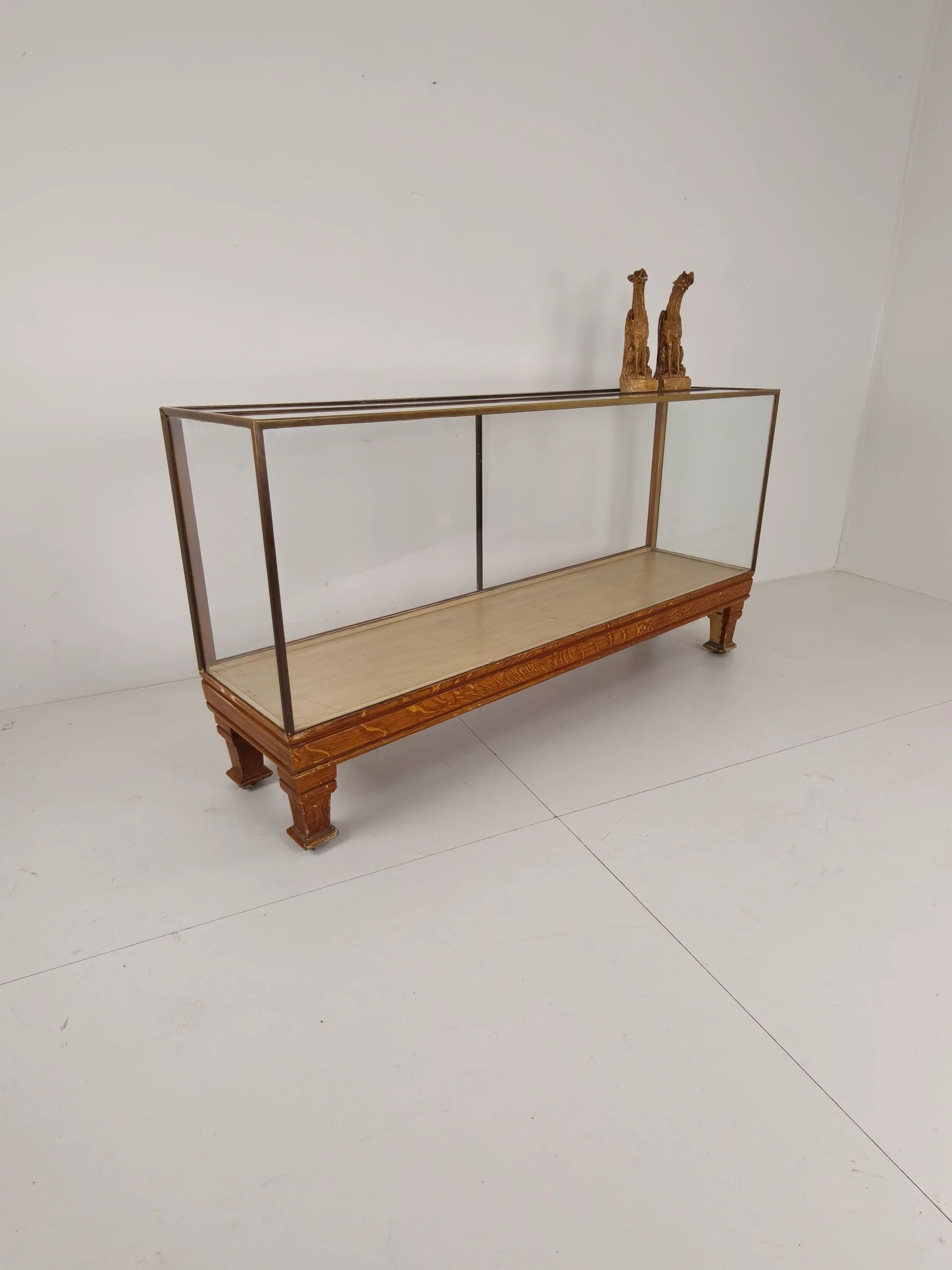 Comptoir de magasin ancien en laiton anglais – modèle étroit avec mesures en yards