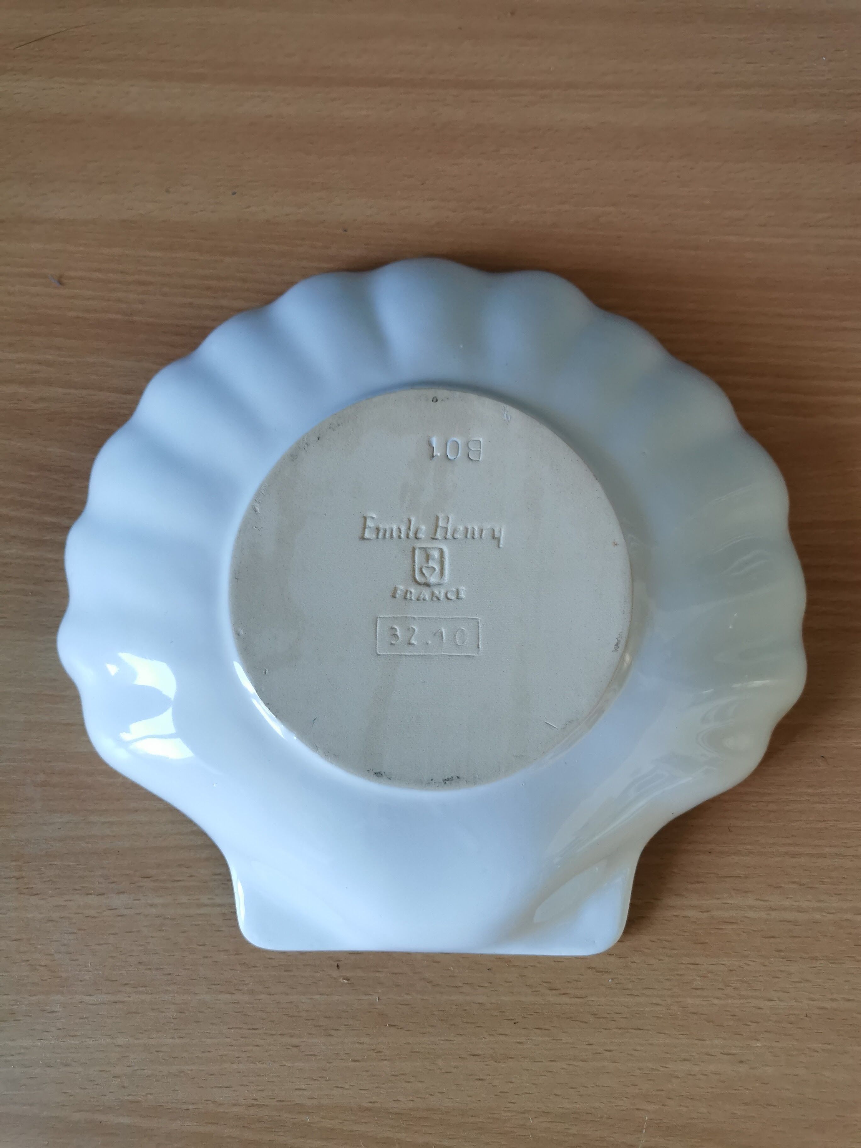 White dish scallop shell Emile Henry