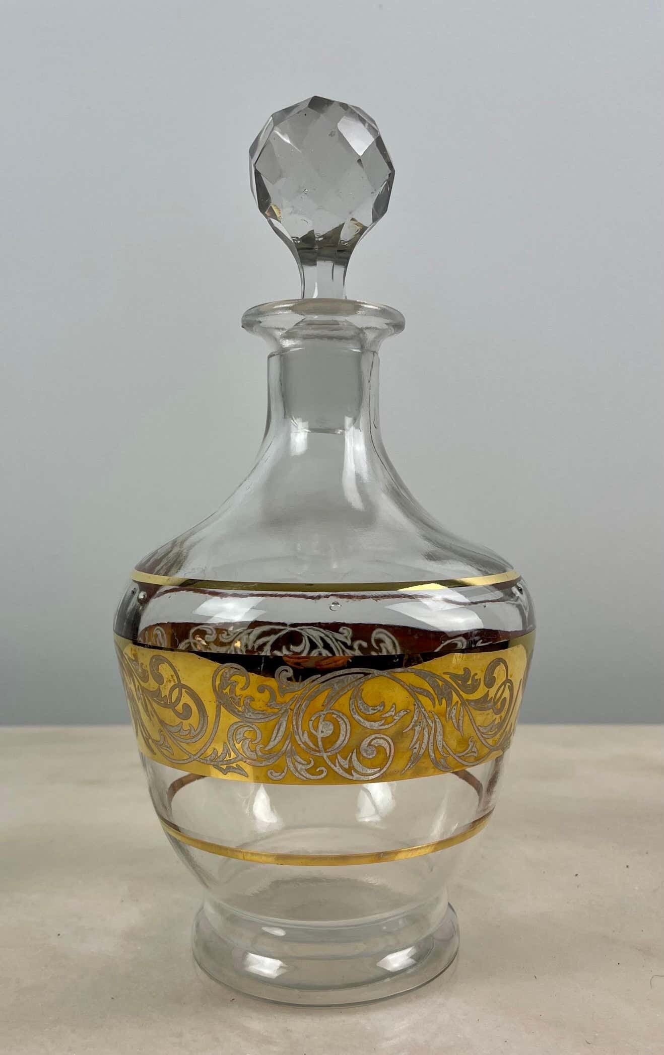 Produits Charming glass carafe with golden decoration