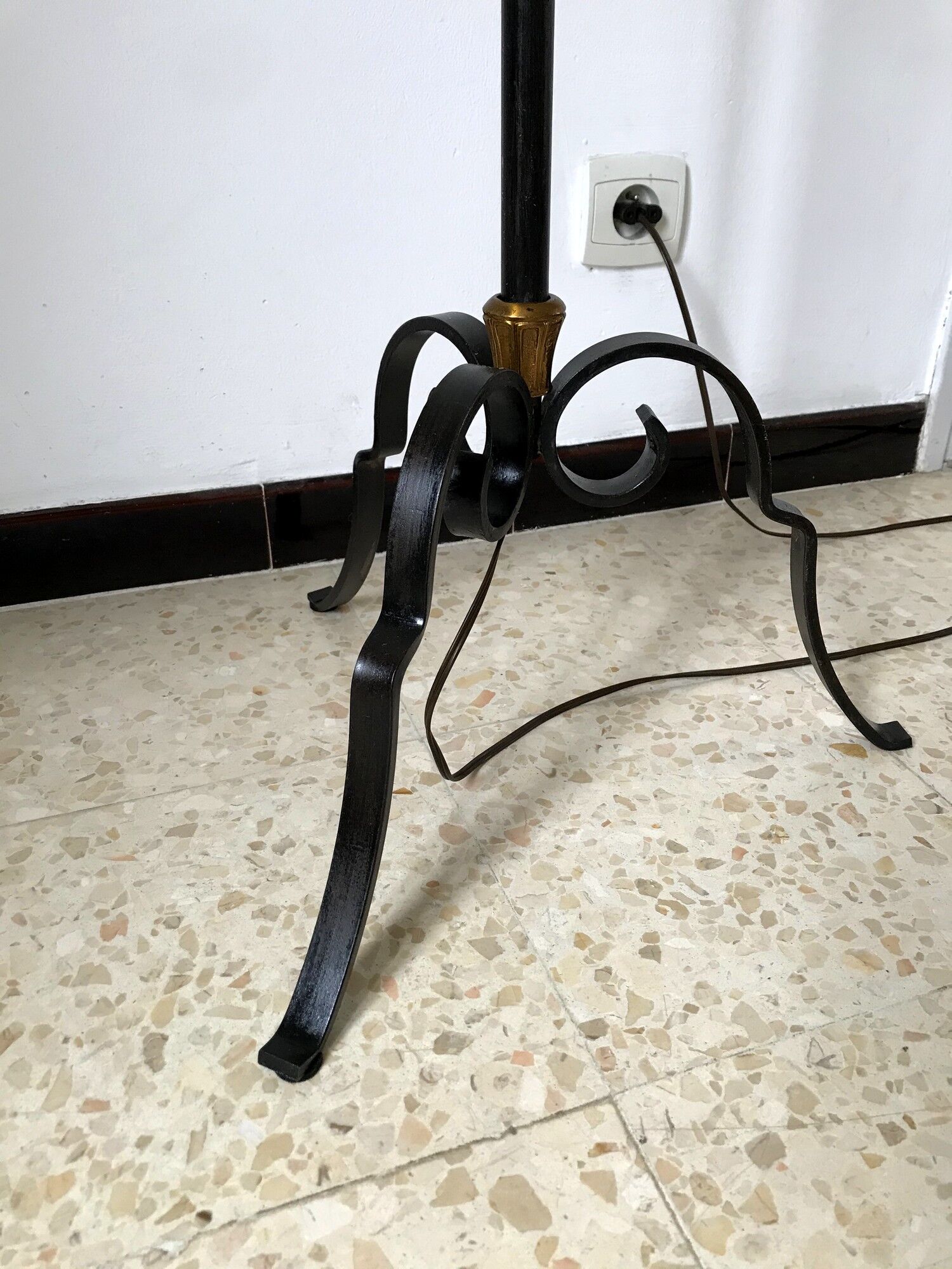 Lampadaire vintage en fer forgé et bronze années 50