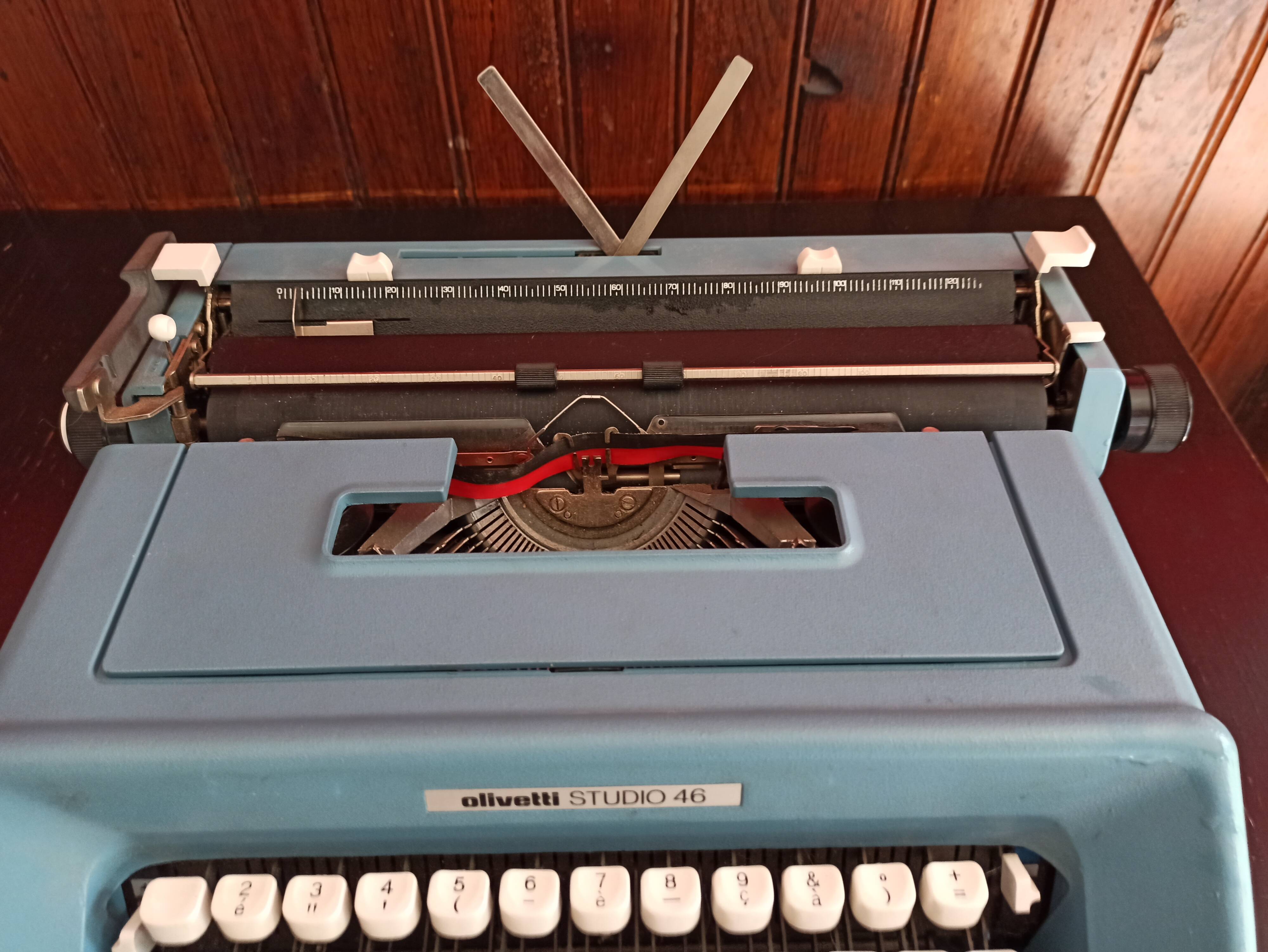 Olivetti Studio 46 typewriter machine