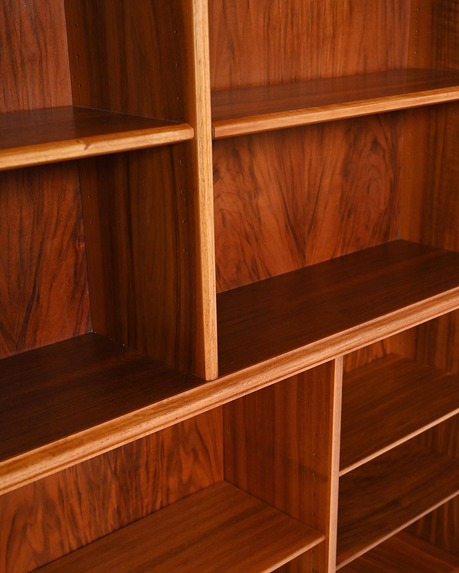 Bibliothèque en noyer scandinave, années 1960