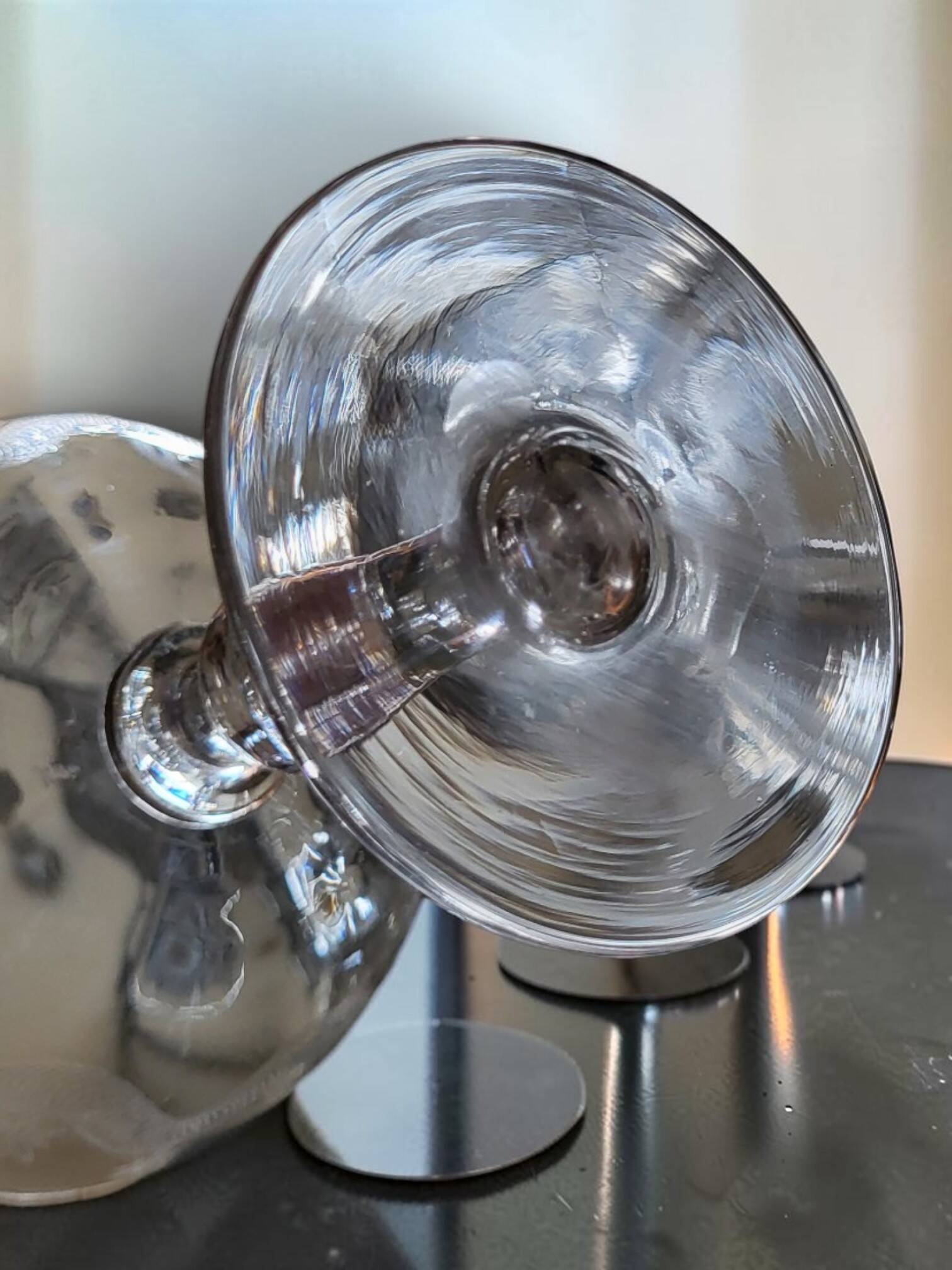 8 coupes à champagne en verre gravé, Art Déco