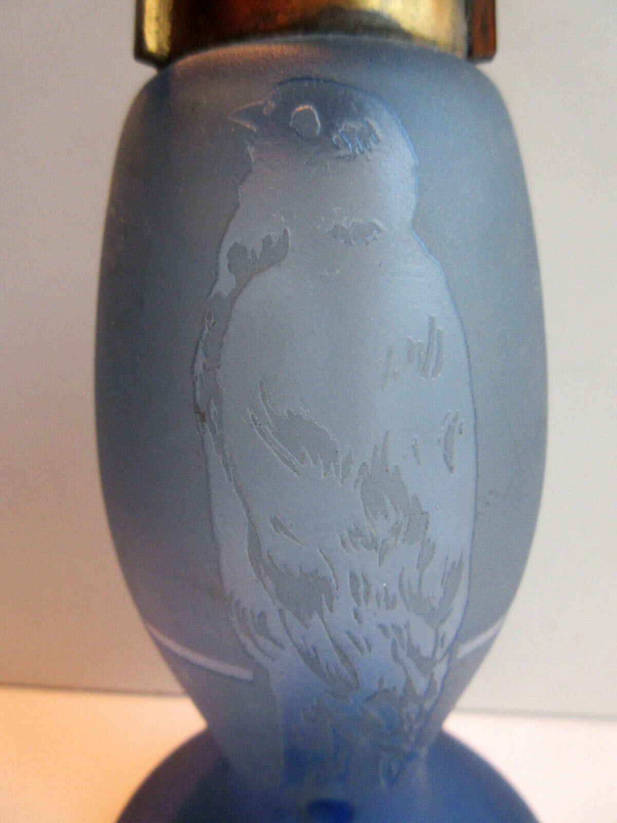 Pied de lampe pâte de verre bleue 3 oiseaux dégagés à l'acide, haut en laiton