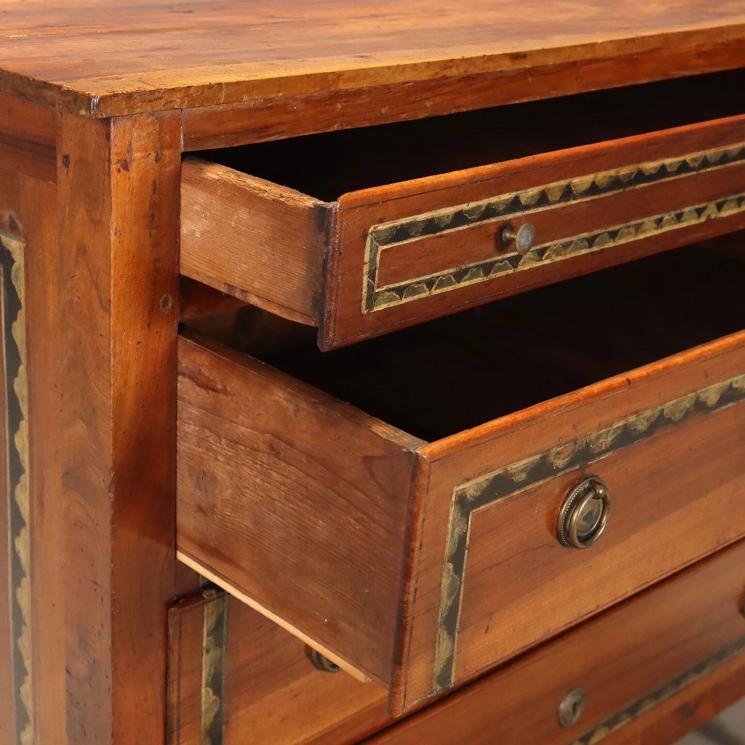 Directoire commode in walnut - Italy 19th century