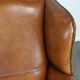 Très beau fauteuil à oreilles en cuir de mouton avec des détails époustouflants