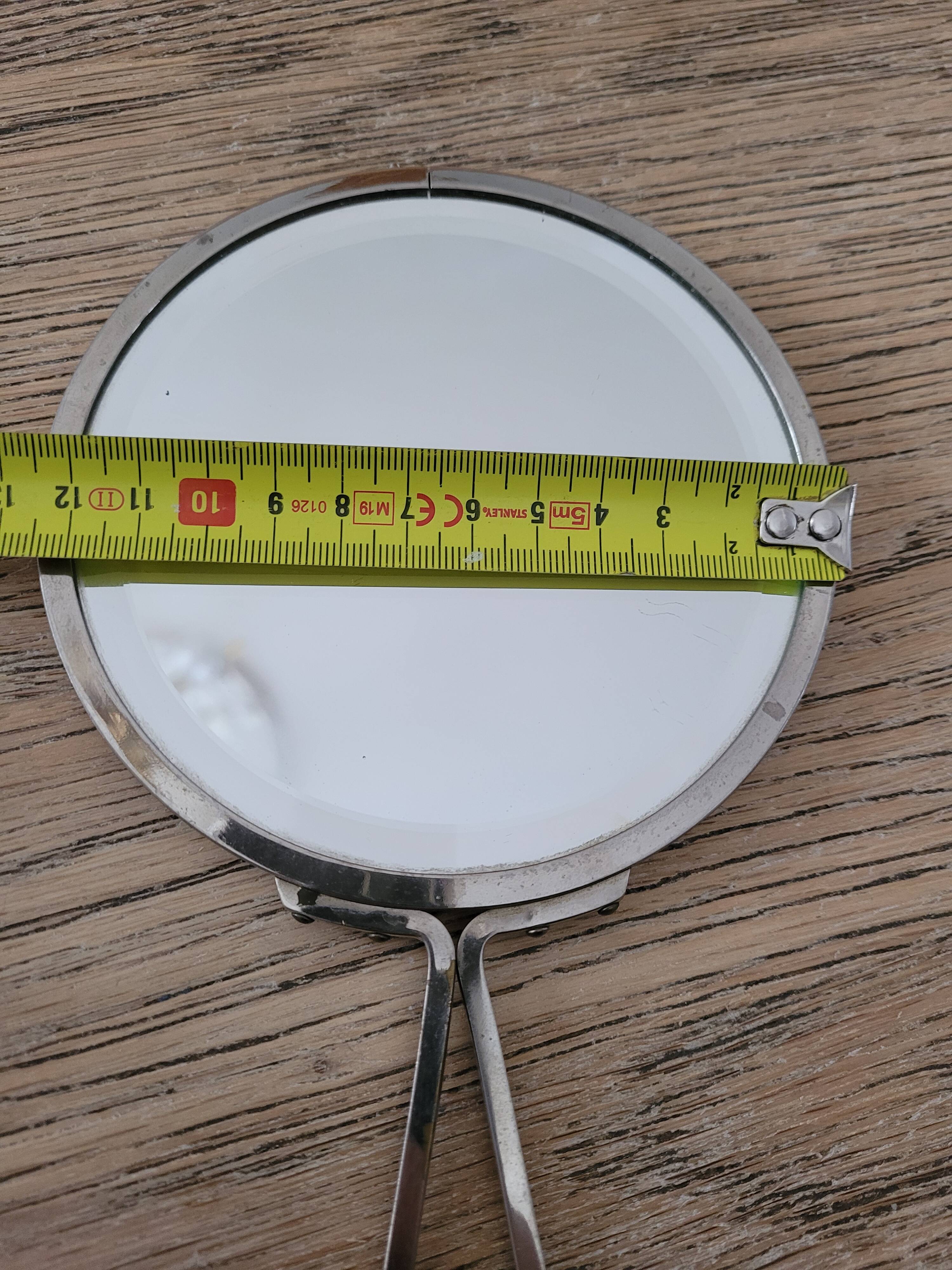 Mirror "face to hand" in chromed metal