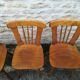 Chaises de bistrot dépareillées
