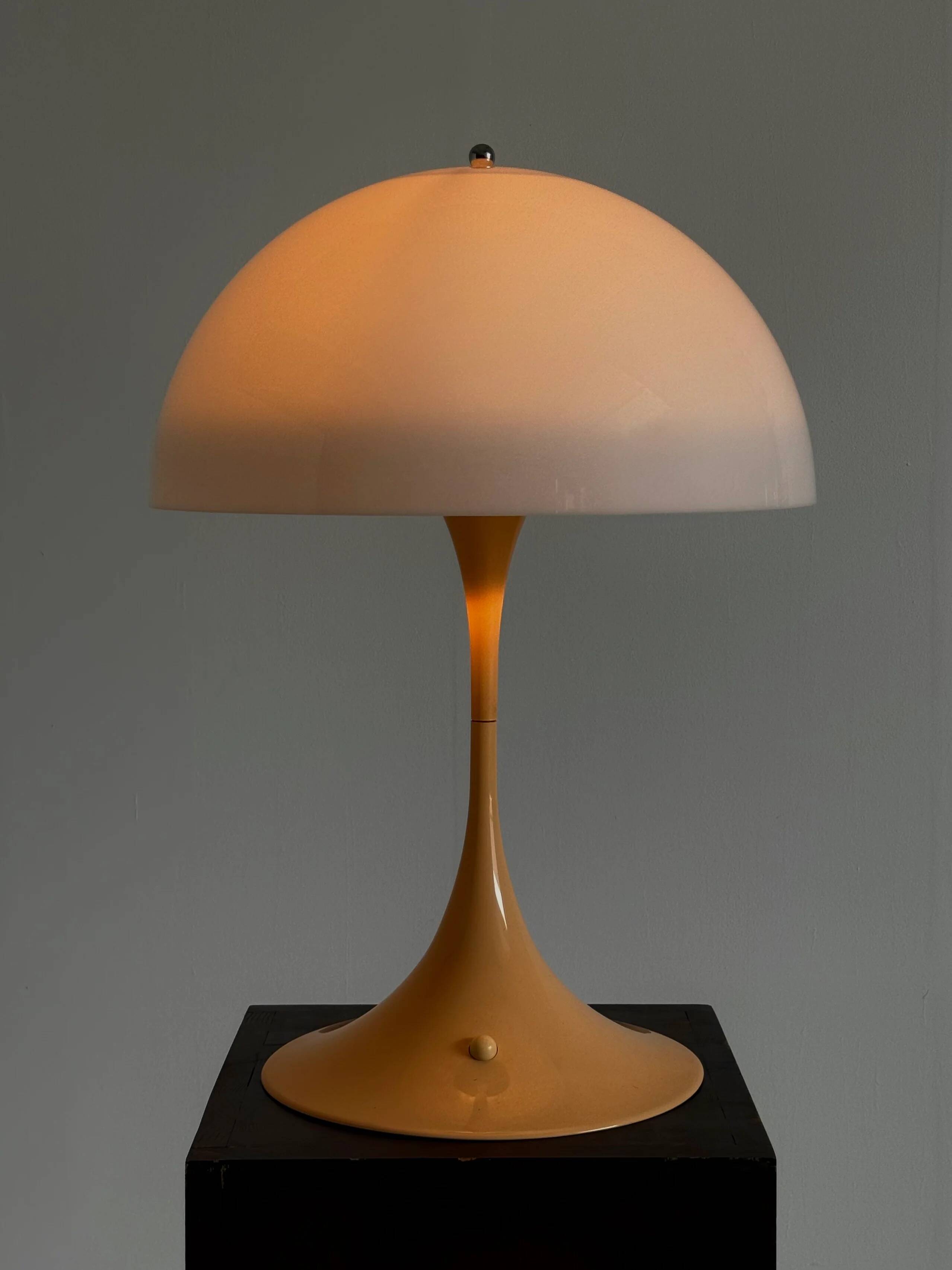 Lampe de table Panthella Louis Poulsen Verner Panton base beige
