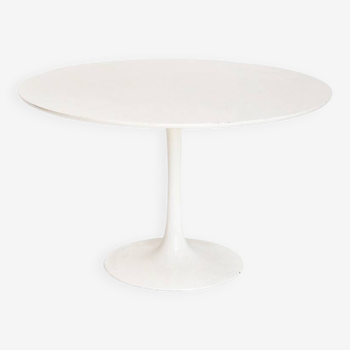 Vintage round table with tulip foot by Maurice Burke for Arkana. Aluminum + lacquered wood. United Kingdom, 60