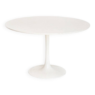 Vintage round table with tulip foot by Maurice Burke for Arkana. Aluminum + lacquered wood. United Kingdom, 60