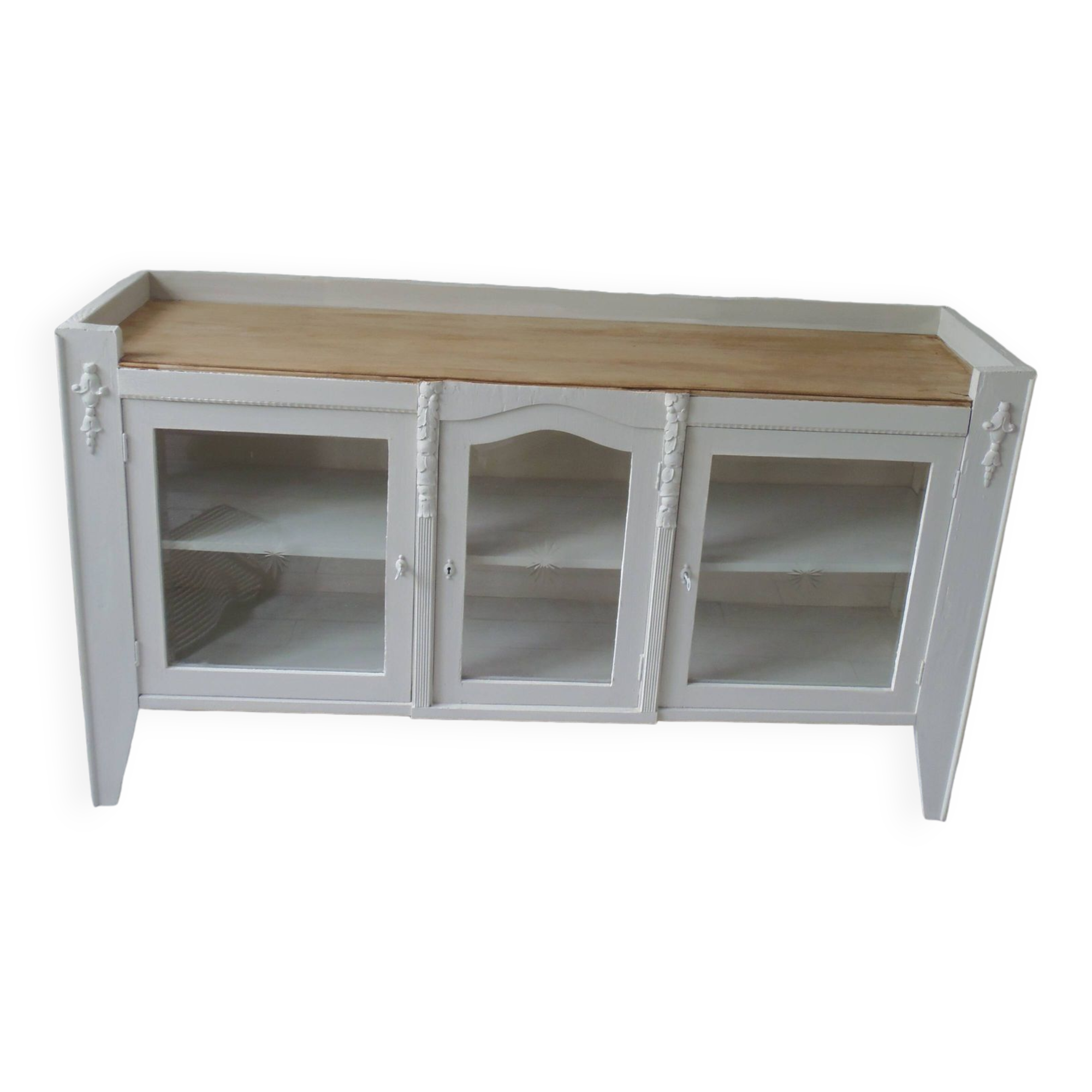 Vitrine, console vintage réenchantée en gris perle, plateau bois.