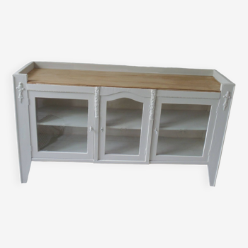 Vitrine, console vintage réenchantée en gris perle, plateau bois.