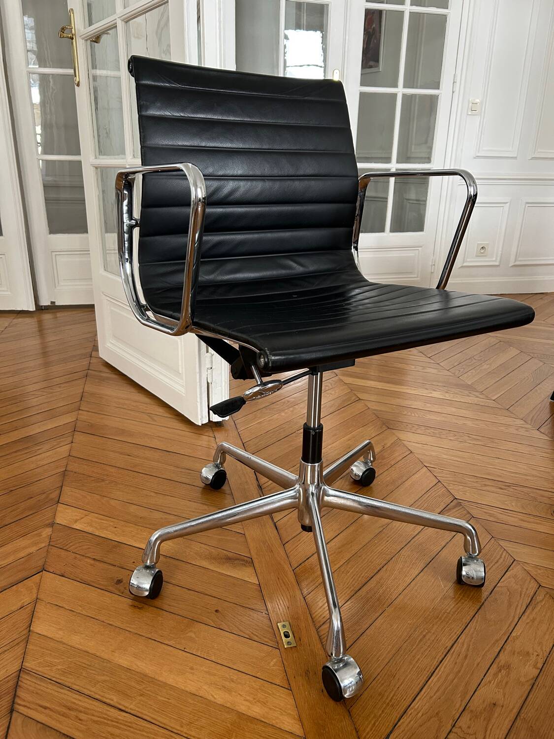 Chaise de bureau Eames Vitra EA118 en cuir