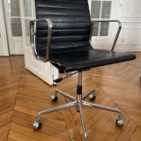 Chaise de bureau Eames Vitra EA118 en cuir