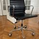 Chaise de bureau Eames Vitra EA118 en cuir