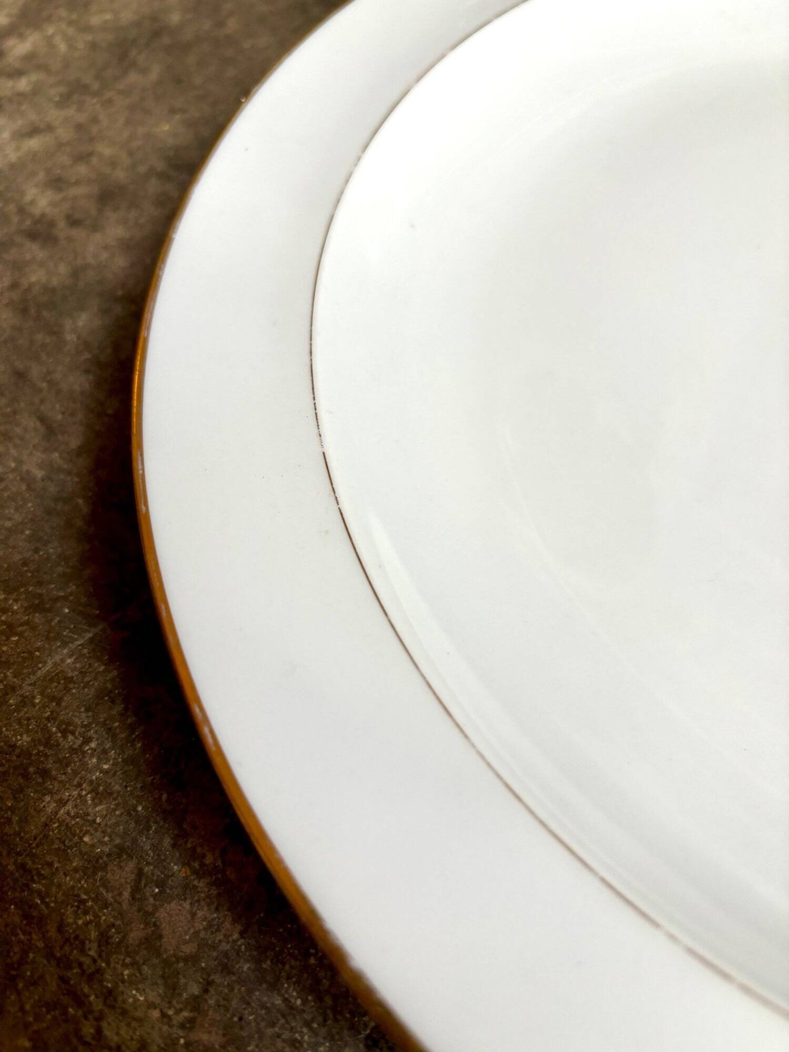 Plat rond A. Vignaud en porcelaine de Limoges blanche et dorée