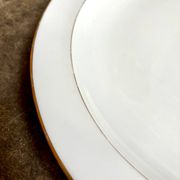 Plat rond A. Vignaud en porcelaine de Limoges blanche et dorée