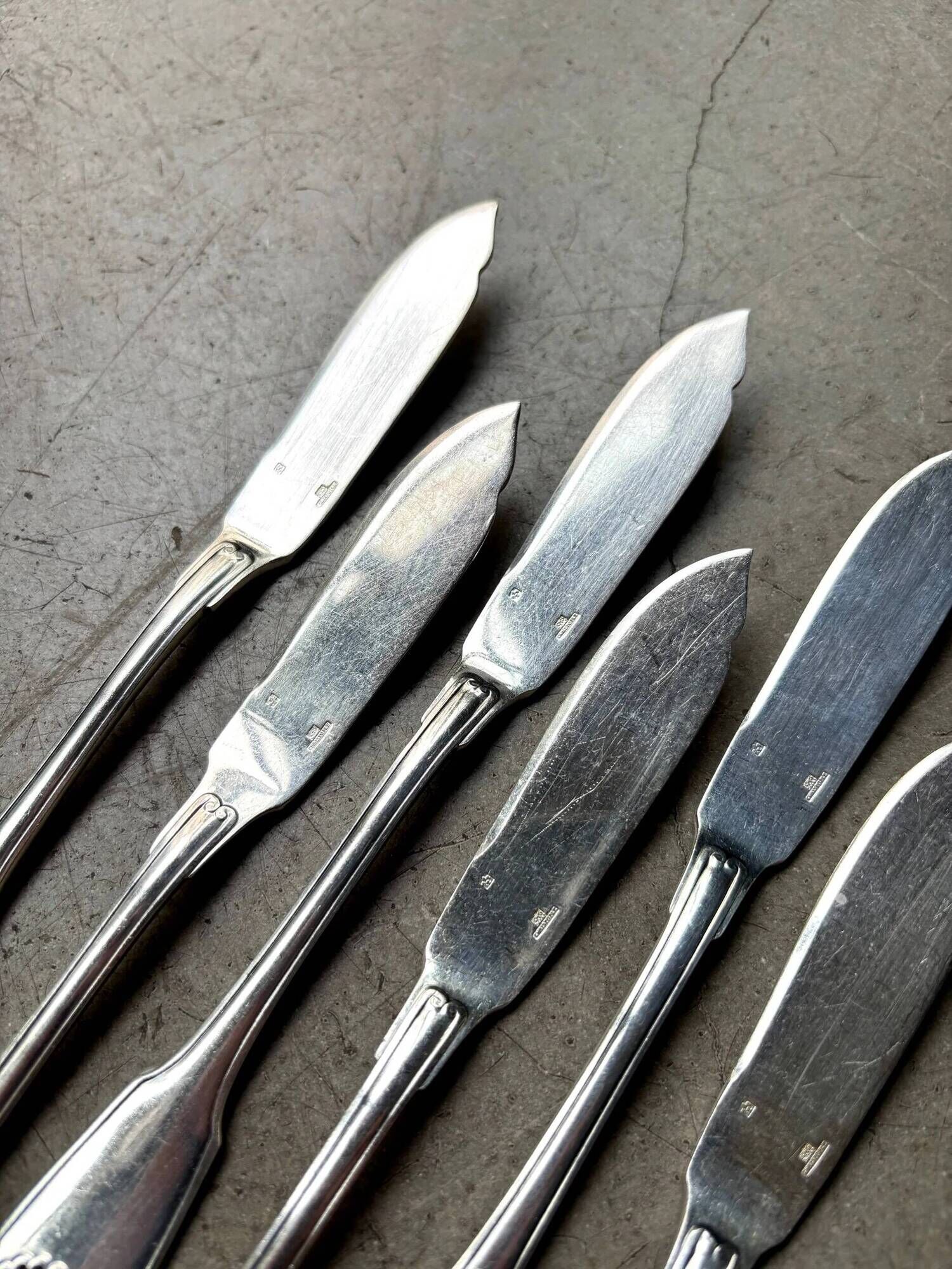 6 Christofle fish knives in silver-plated metal, shell design.