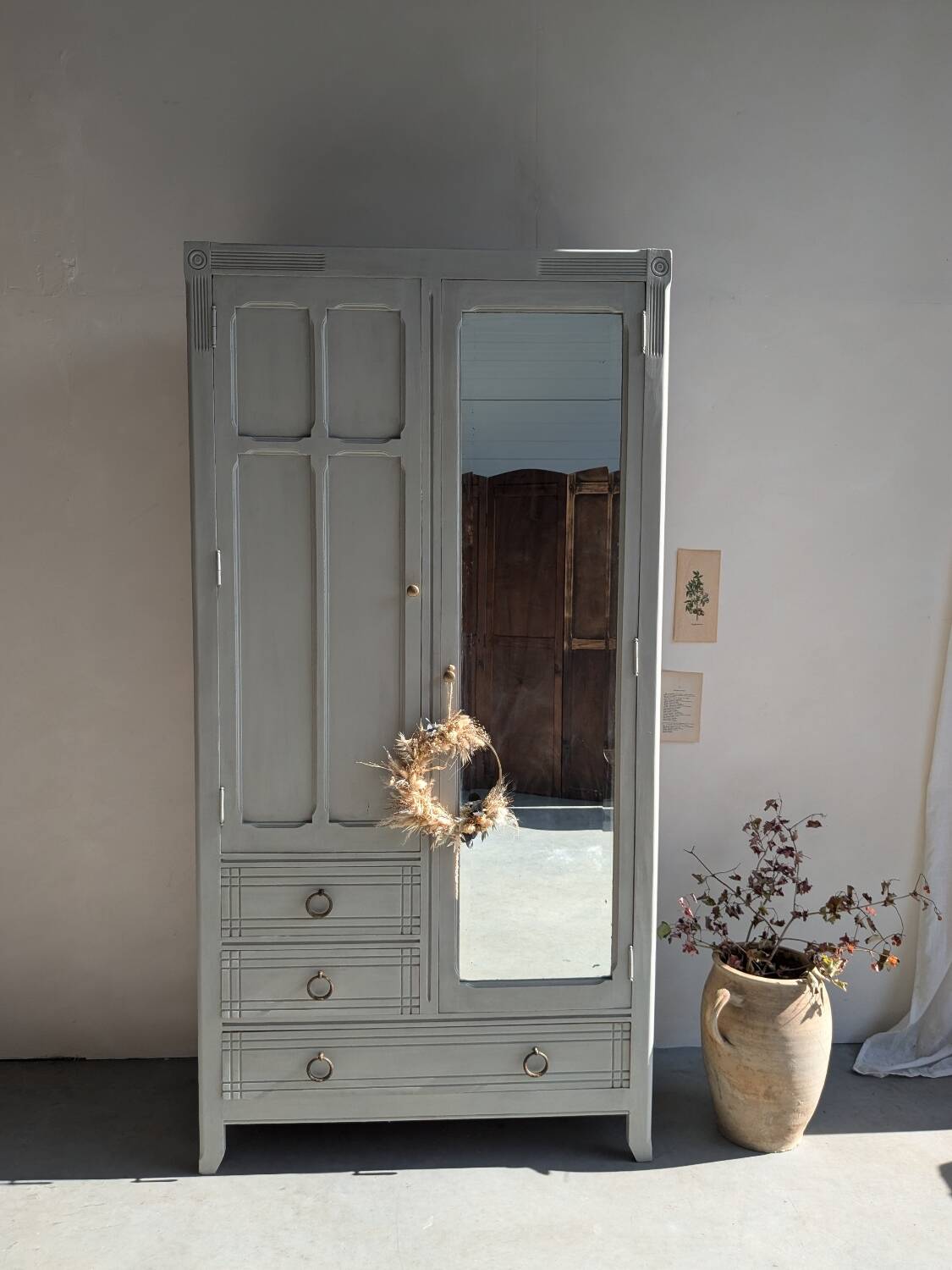 Armoire parisienne restaurée