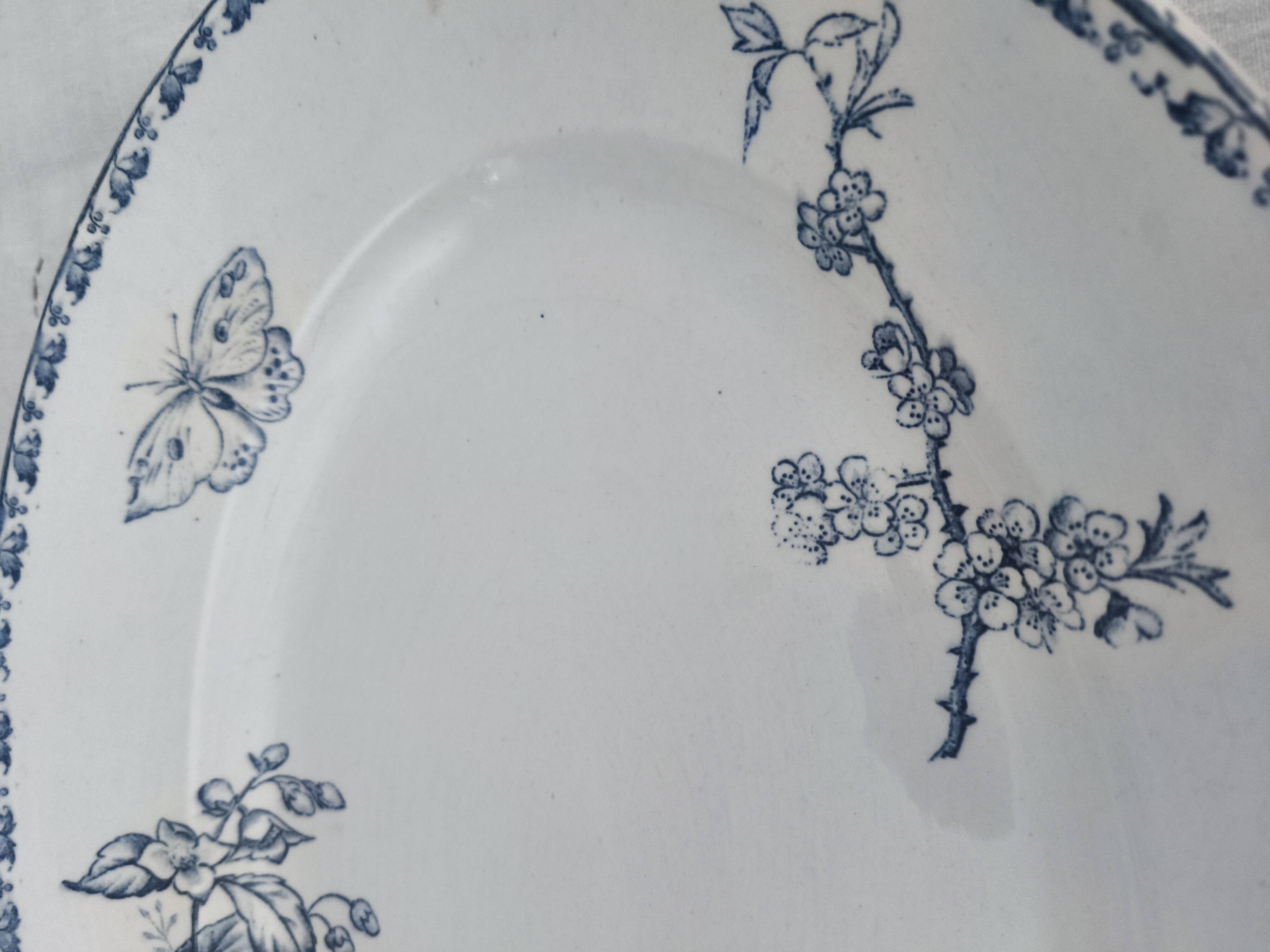 Large oval earthenware dish from Sarreguemines model Carmen