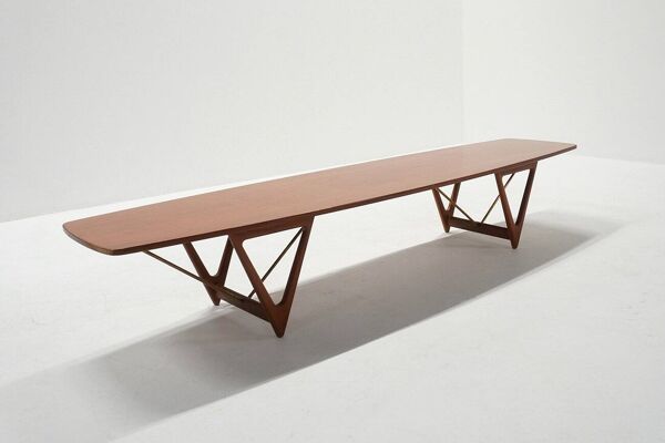 Table basse en forme de grande planche de surf par Kurt Ostervig pour Jason Møbler, années 1960.