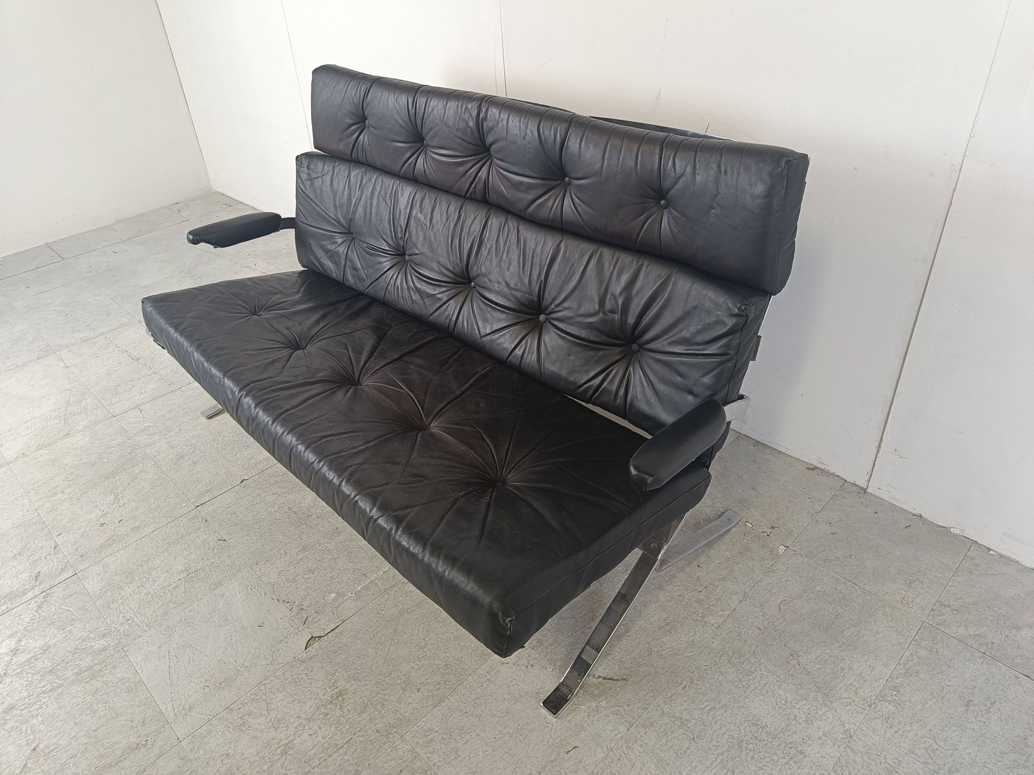 Canapé vintage en cuir noir et chrome, années 1970