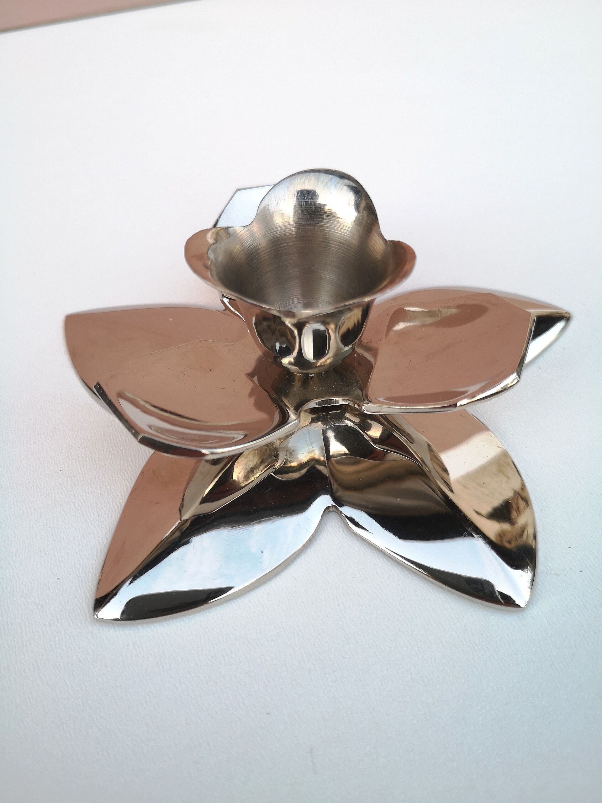 Metal candlestick shapes "flower"