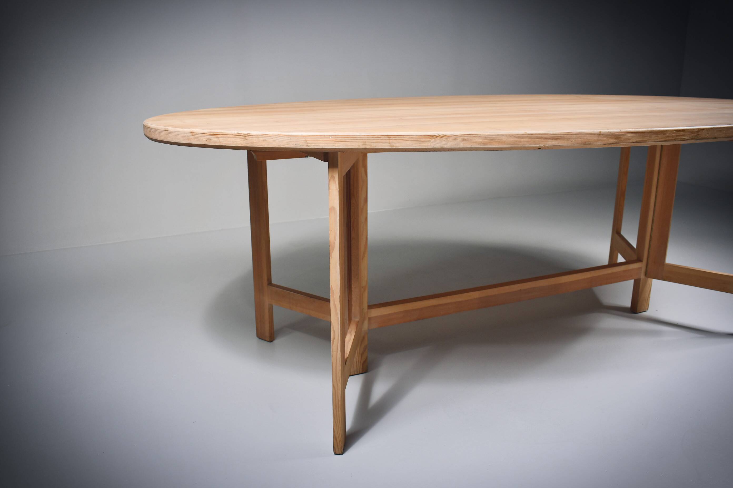 Table à manger en pin cérusé. Ollé Pira. Suède années 1960.
