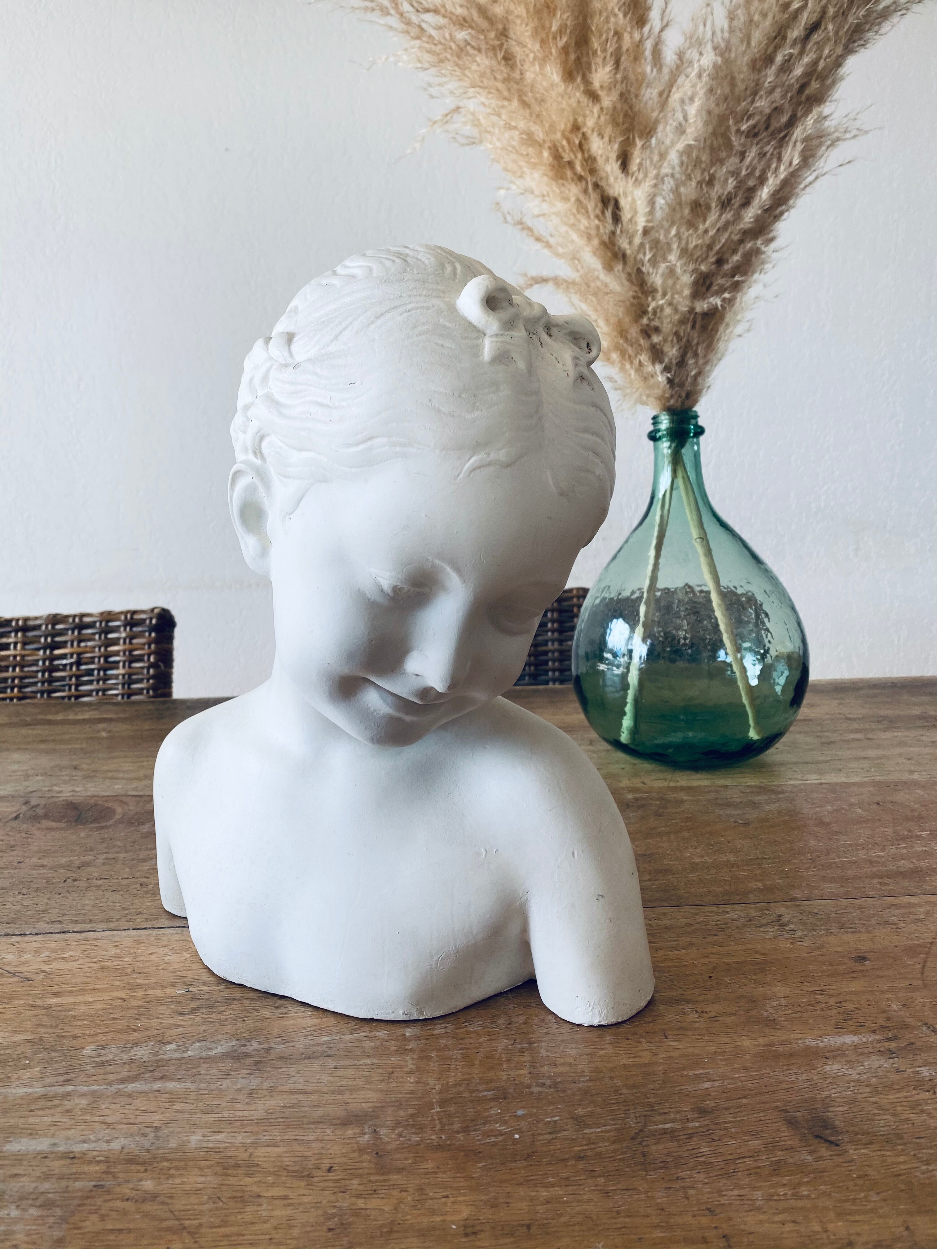 Buste en plâtre la rieuse